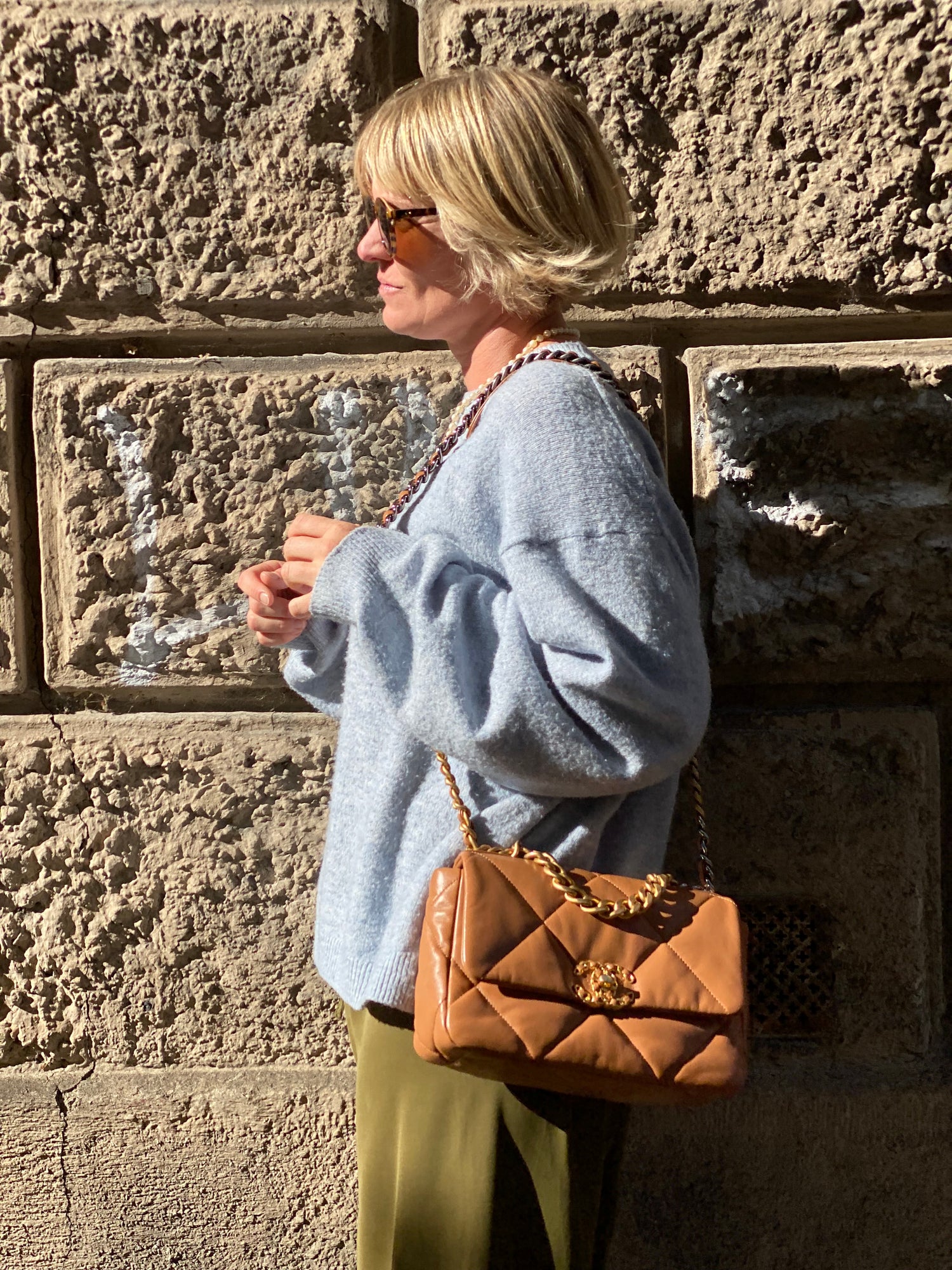 Frau mit Chanel Tasche