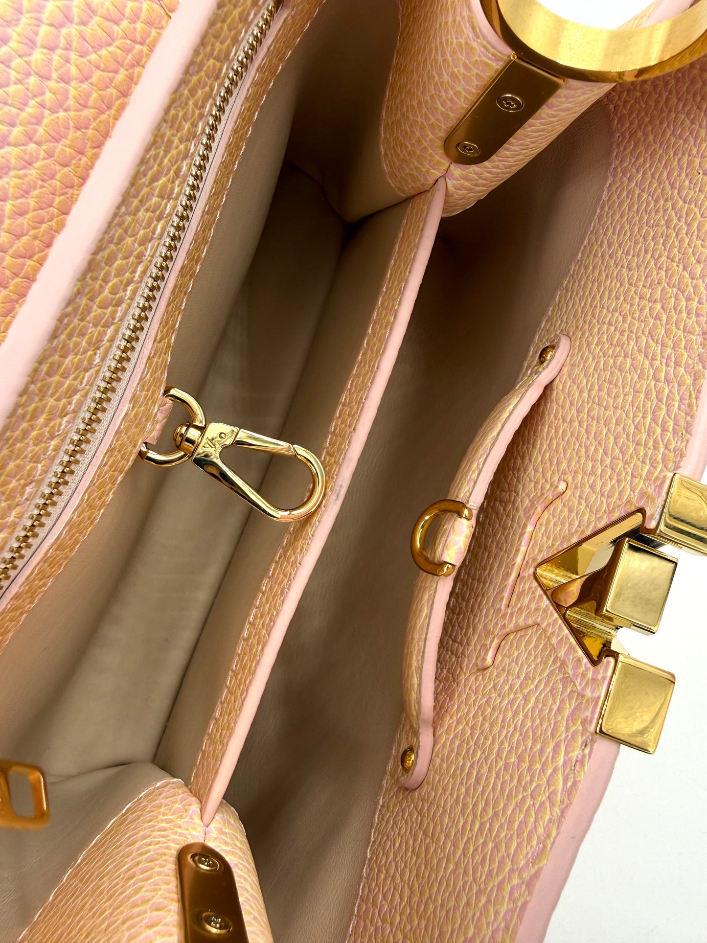 LOUIS VUITTON Capucines BB in zartrosa genarbtem Leder mit goldfarbenen Metallakzenten und praktischem Innenfach