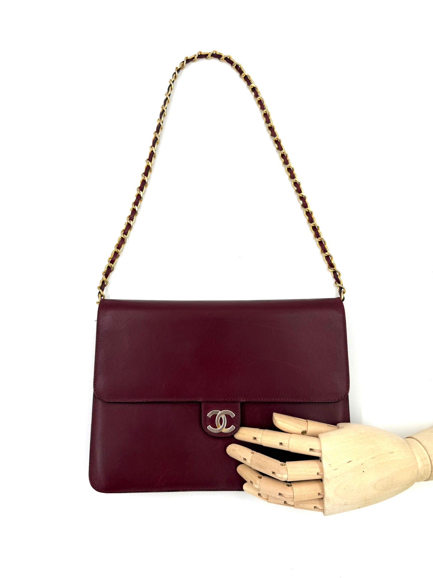 CHANEL Single Flap Square medium bordeaux GHW aus elegantem Leder mit goldfarbenem Doppel-C-Logo und Kettenriemen in Bordeaux-Tönen