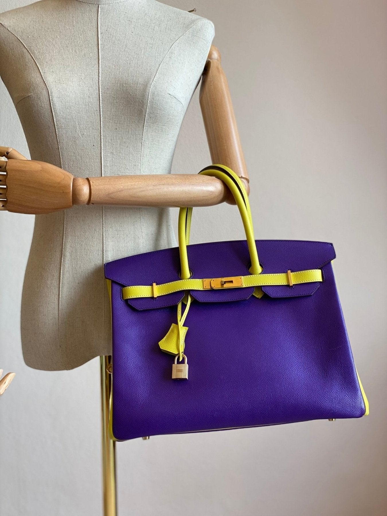 HERMES Birkin 35 HSS Epsom Handtasche in Lime und Crocus Leder, prasentiert an einer Schneiderpuppe mit Holzarm