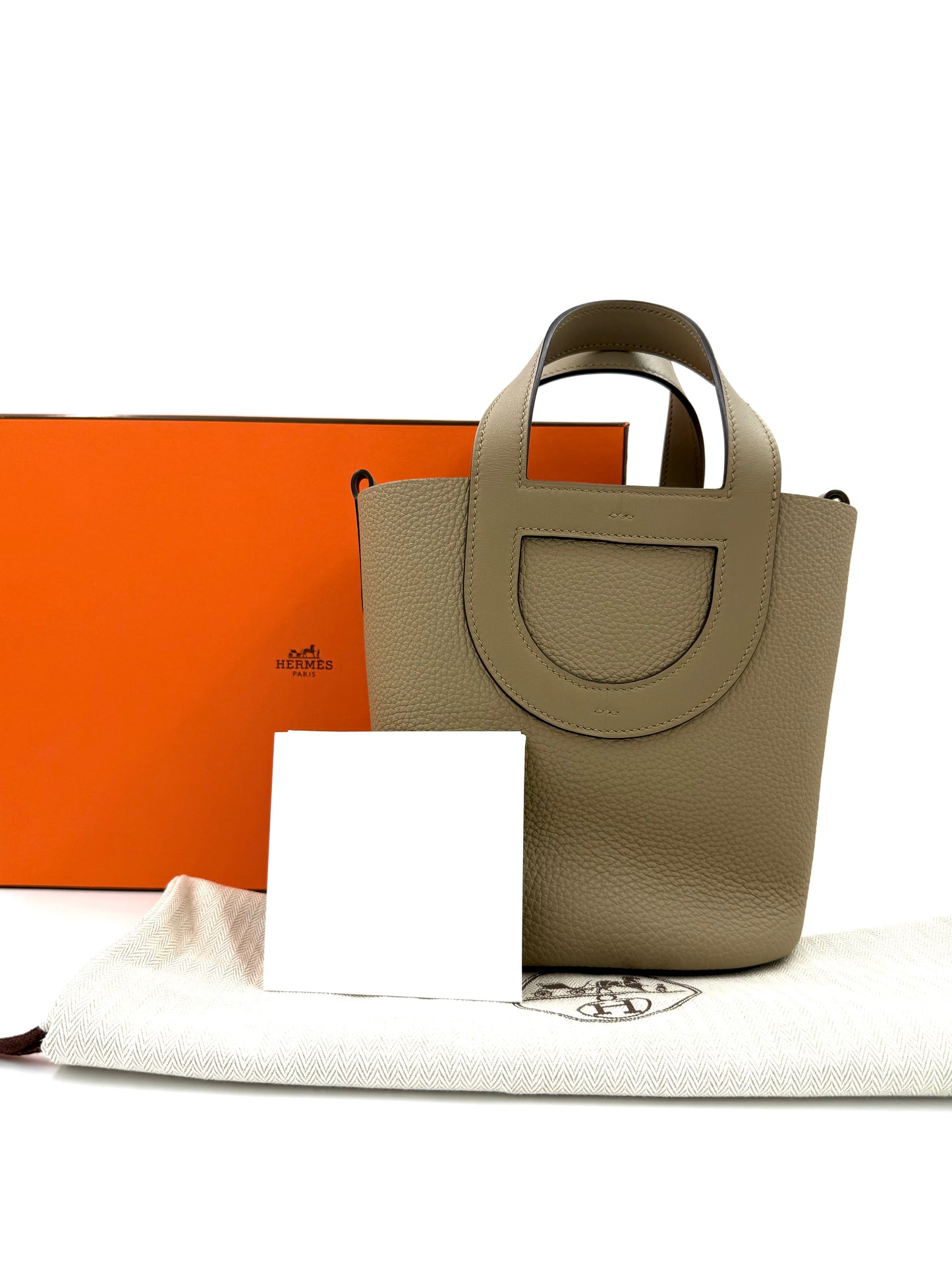 HERMÈS Loop 18 Sauge Handtasche aus genarbtem Leder in warmem Salbeigrün mit markantem Griffdesign und hochwertiger Verarbeitung