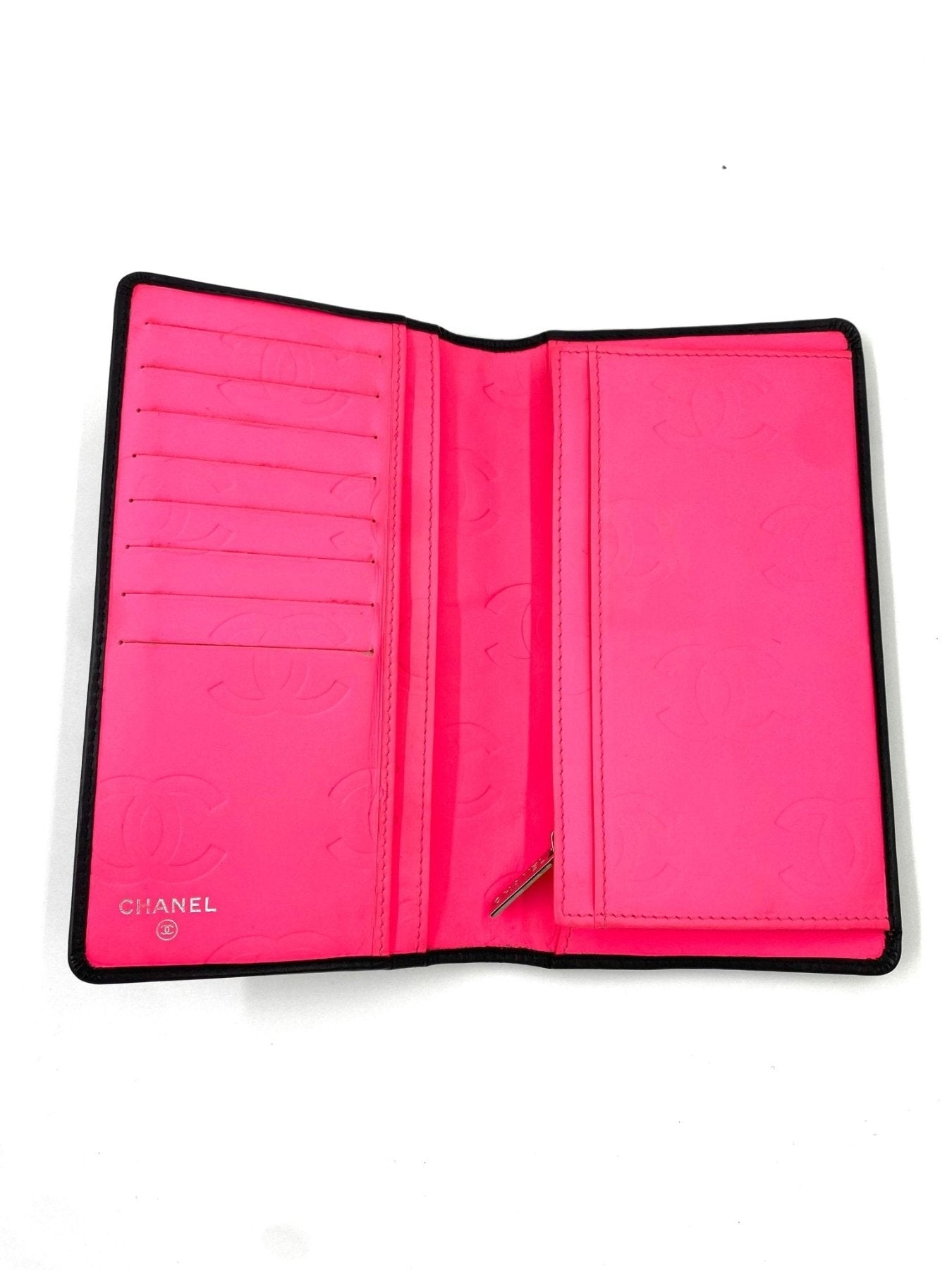 CHANEL Portemonnaie CC in schwarzem Leder mit pinkfarbenem Innenfutter, mehreren Kartenfachern und Geldscheinfach