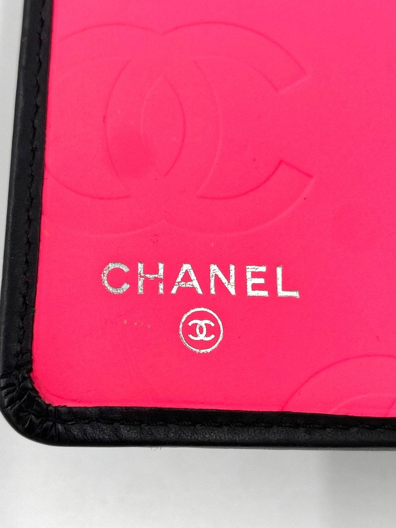 CHANEL Portemonnaie CC in schwarzem Lammleder mit pinkem Design und silbernem Logo, klassische Brieftasche