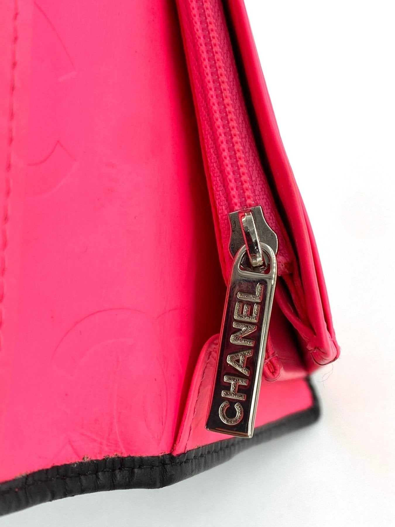 CHANEL Portemonnaie CC in schwarzem Lammleder mit silbernem Reissverschluss und Logo-Detail, Nahaufnahme in Pink