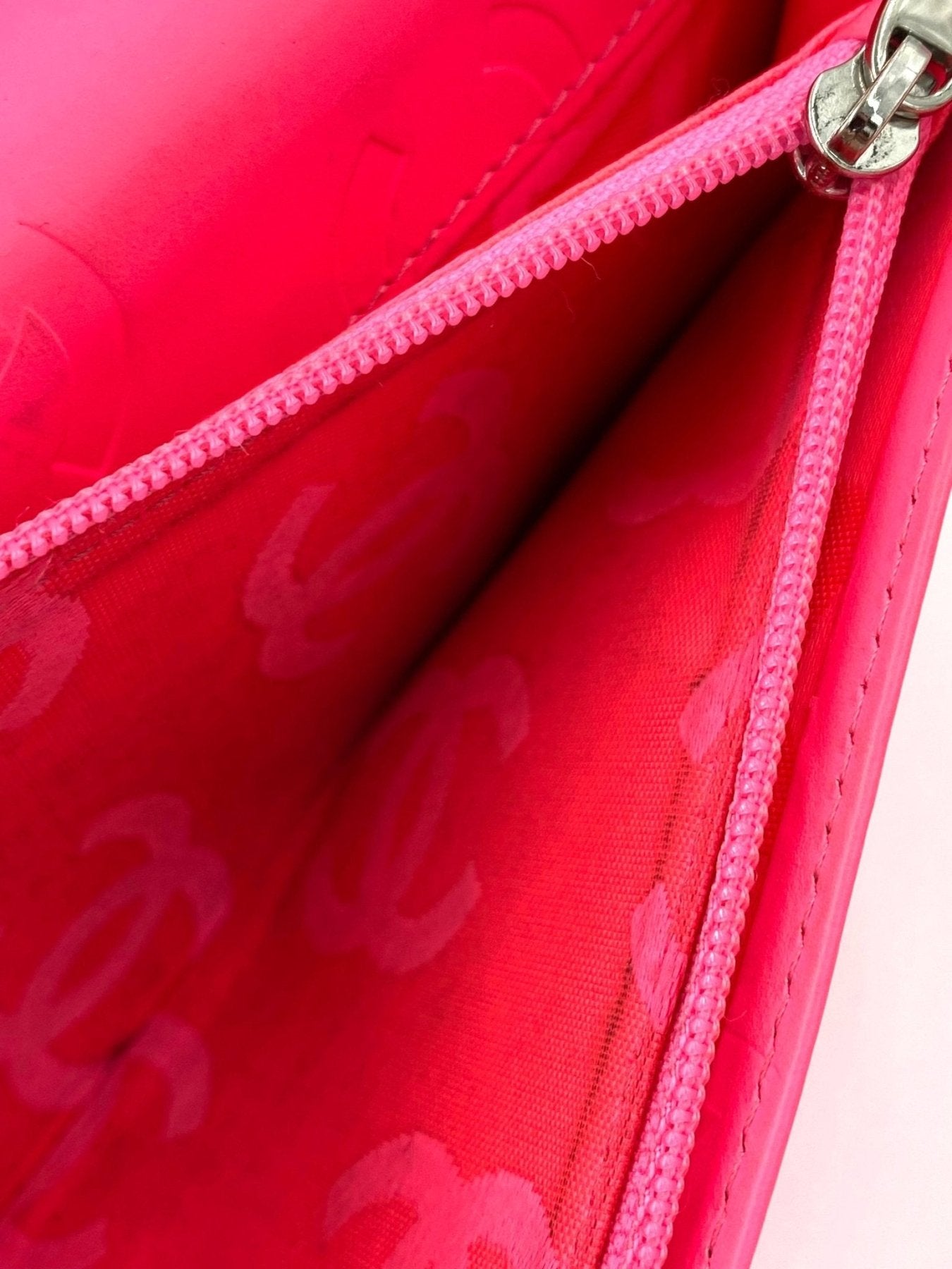 Elegantes CHANEL Portemonnaie CC in schwarzem Lammleder mit rosa Innenfutter und silbernem Reissverschluss