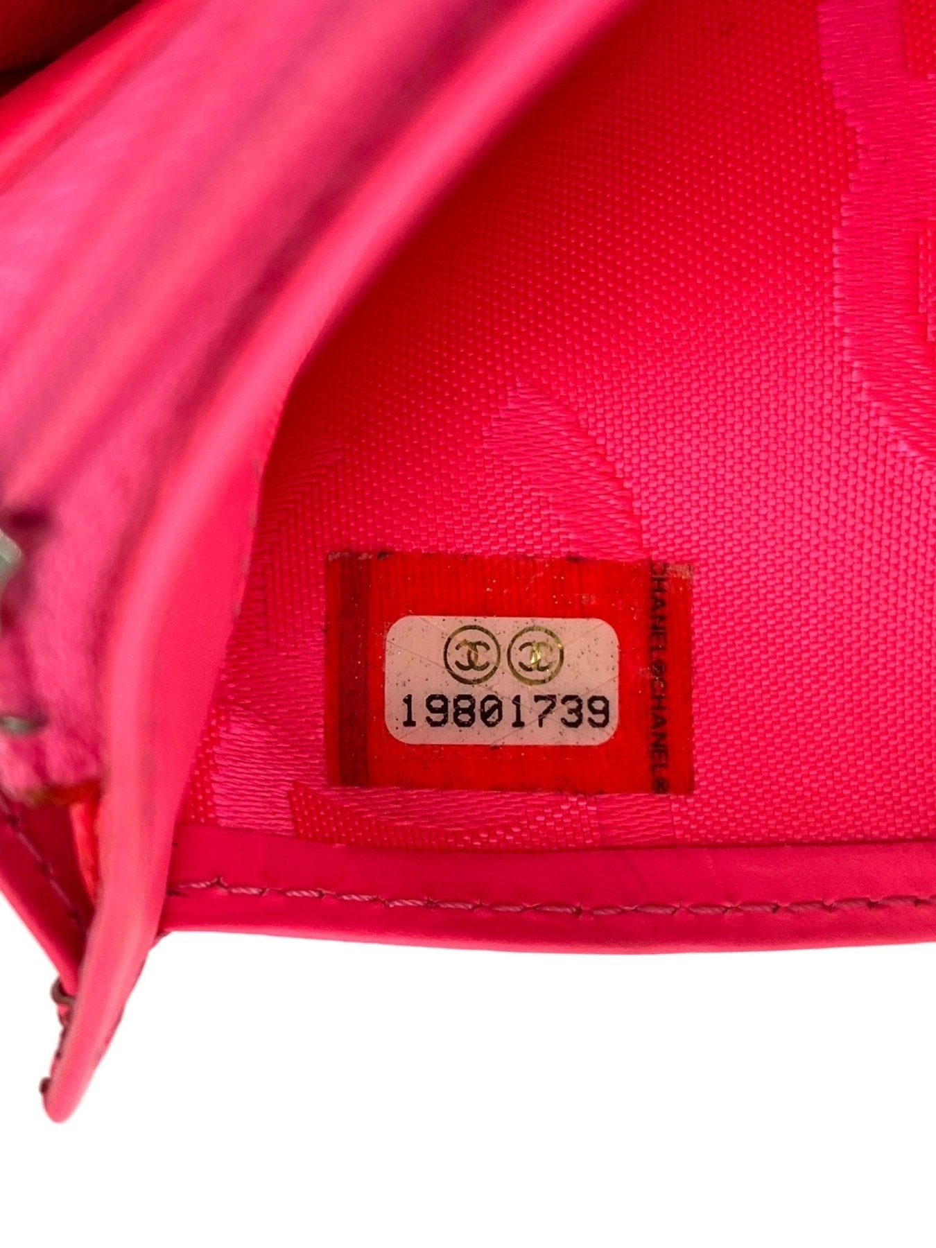 CHANEL Portemonnaie CC Seriennummer-Etikett in pinkem Innenfutter, authentisches Herstellungsetikett von 2014