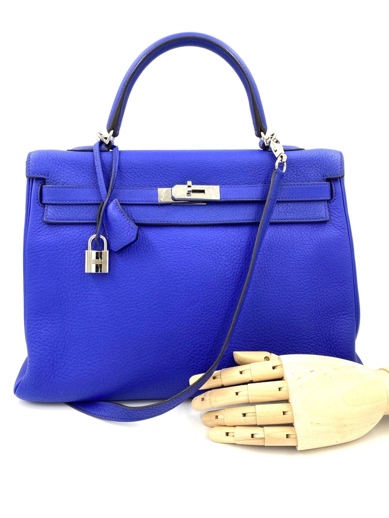 HERMÈS Kelly 35 Retourné Bleu Royal Taurillon Clemence Leder - Clutch & Macarons - O im Quadrat, 2011 - Clutch & Macarons -