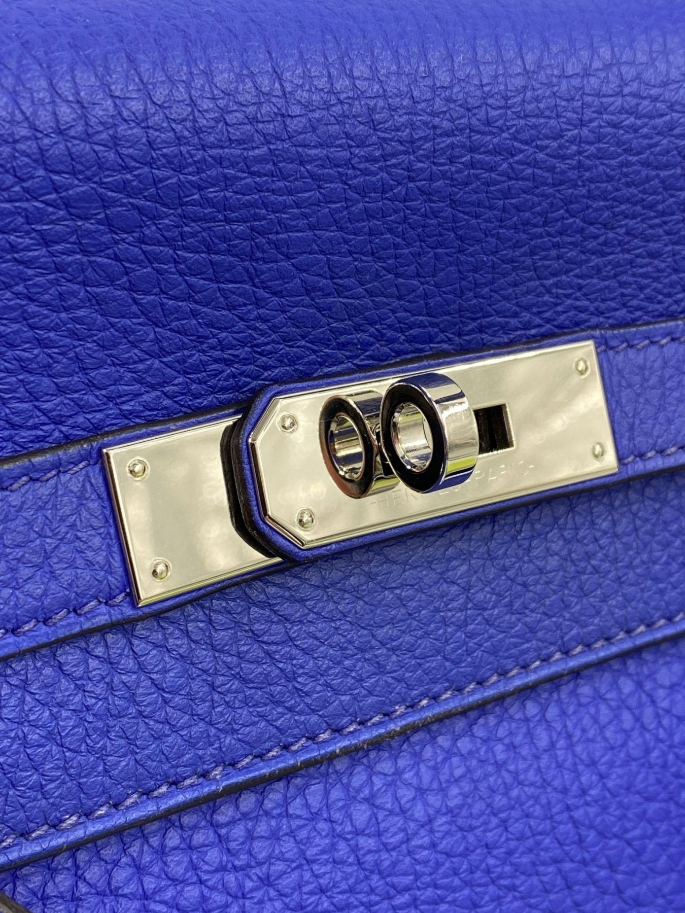 HERMÈS Kelly 35 Retourné Bleu Royal Taurillon Clemence Leder - Clutch & Macarons - O im Quadrat, 2011 - Clutch & Macarons -