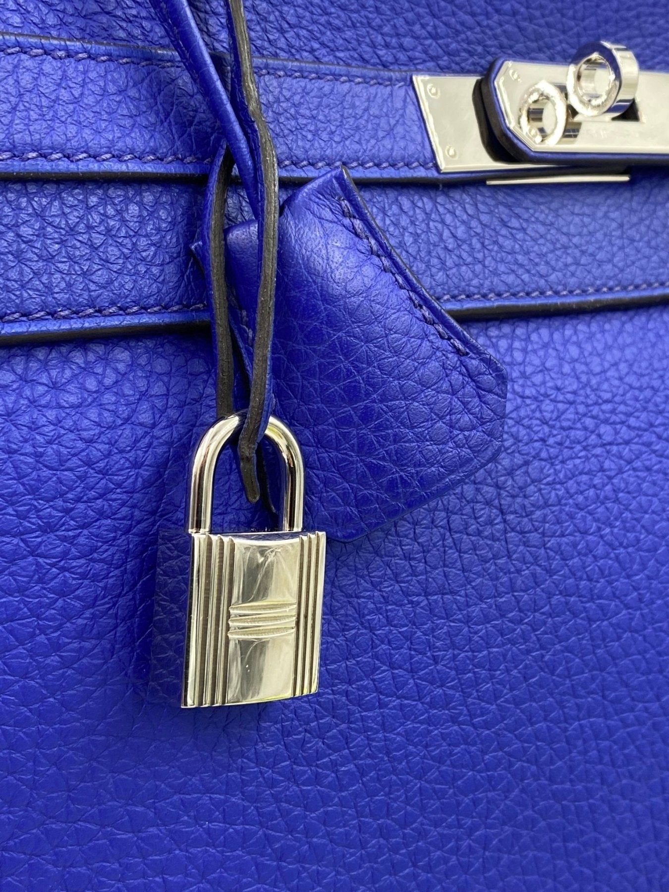 HERMÈS Kelly 35 Retourné Bleu Royal Taurillon Clemence Leder - Clutch & Macarons - O im Quadrat, 2011 - Clutch & Macarons -