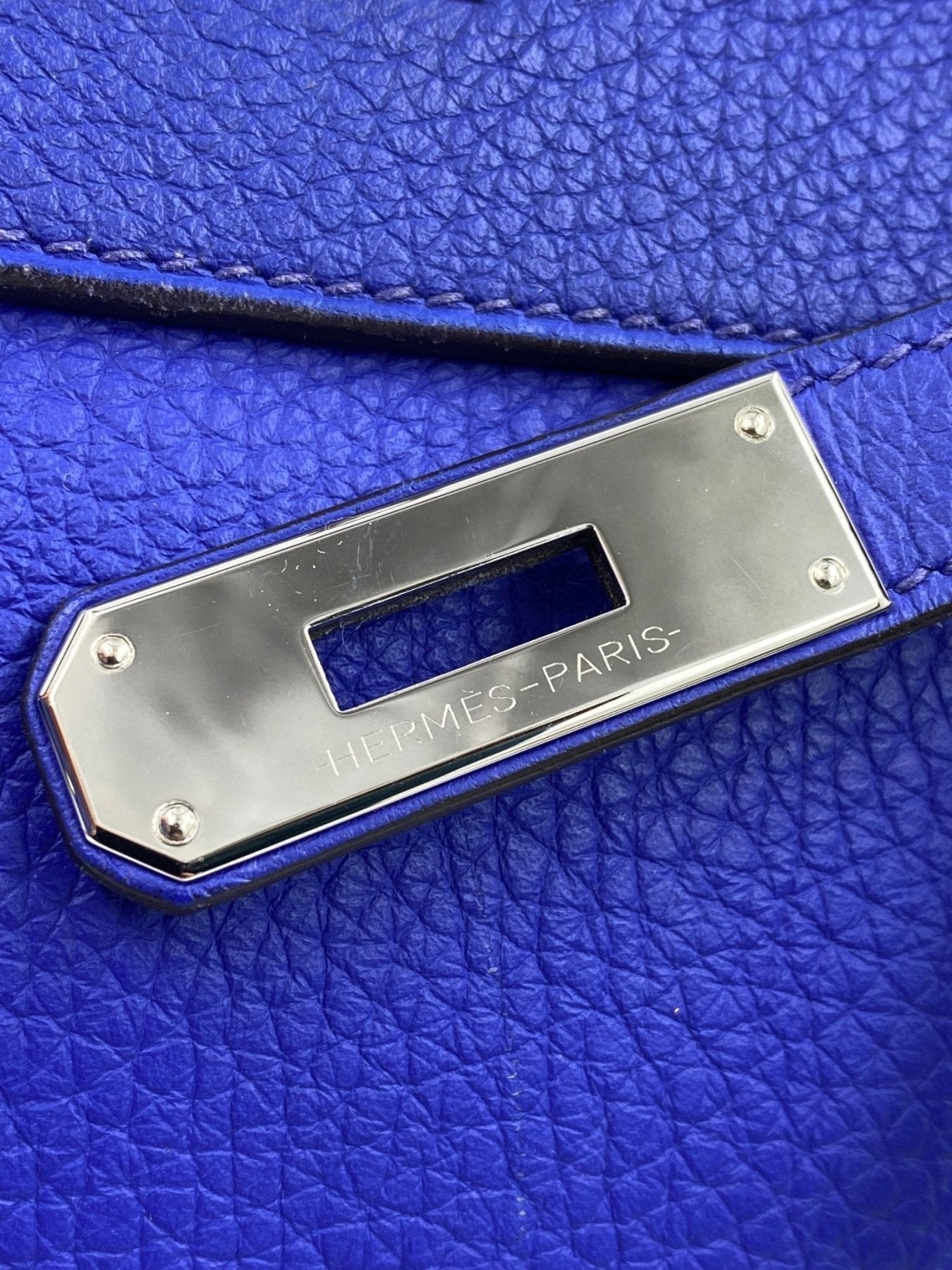 HERMÈS Kelly 35 Retourné Bleu Royal Taurillon Clemence Leder - Clutch & Macarons - O im Quadrat, 2011 - Clutch & Macarons -