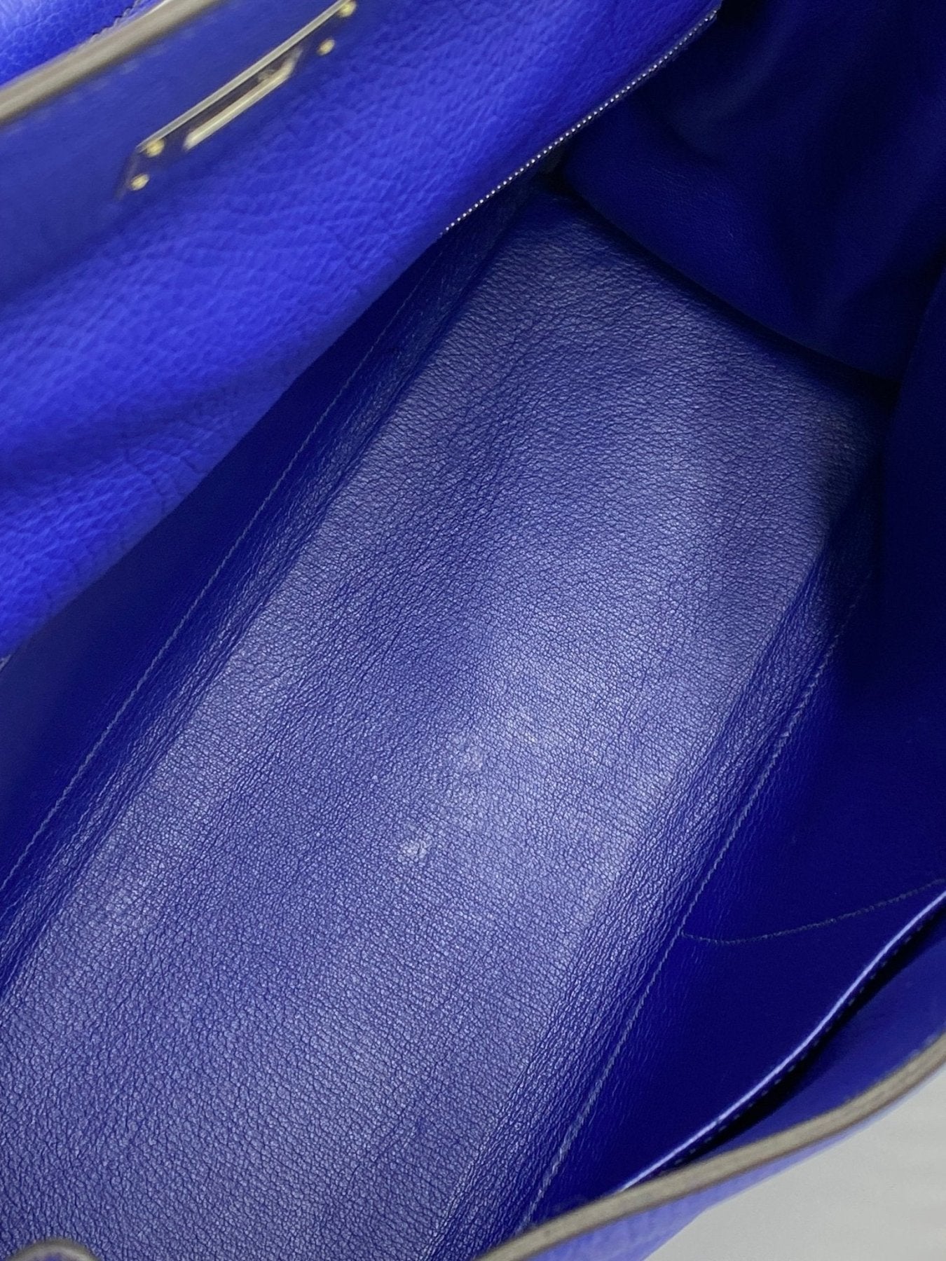 HERMÈS Kelly 35 Retourné Bleu Royal Taurillon Clemence Leder - Clutch & Macarons - O im Quadrat, 2011 - Clutch & Macarons -
