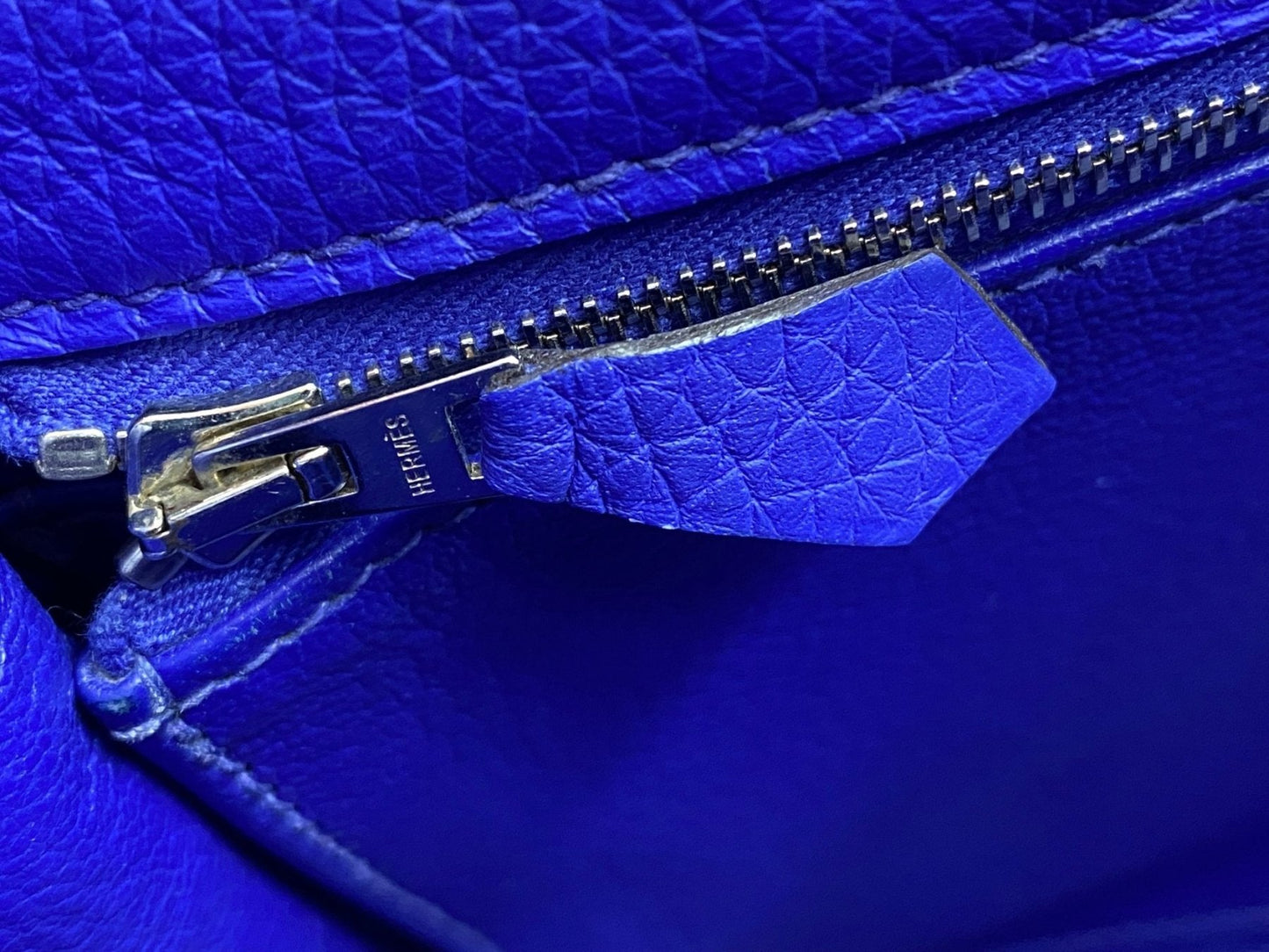 HERMÈS Kelly 35 Retourné Bleu Royal Taurillon Clemence Leder - Clutch & Macarons - O im Quadrat, 2011 - Clutch & Macarons -