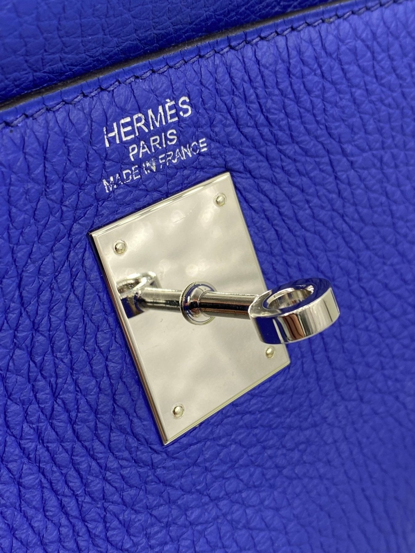HERMÈS Kelly 35 Retourné Bleu Royal Taurillon Clemence Leder - Clutch & Macarons - O im Quadrat, 2011 - Clutch & Macarons -
