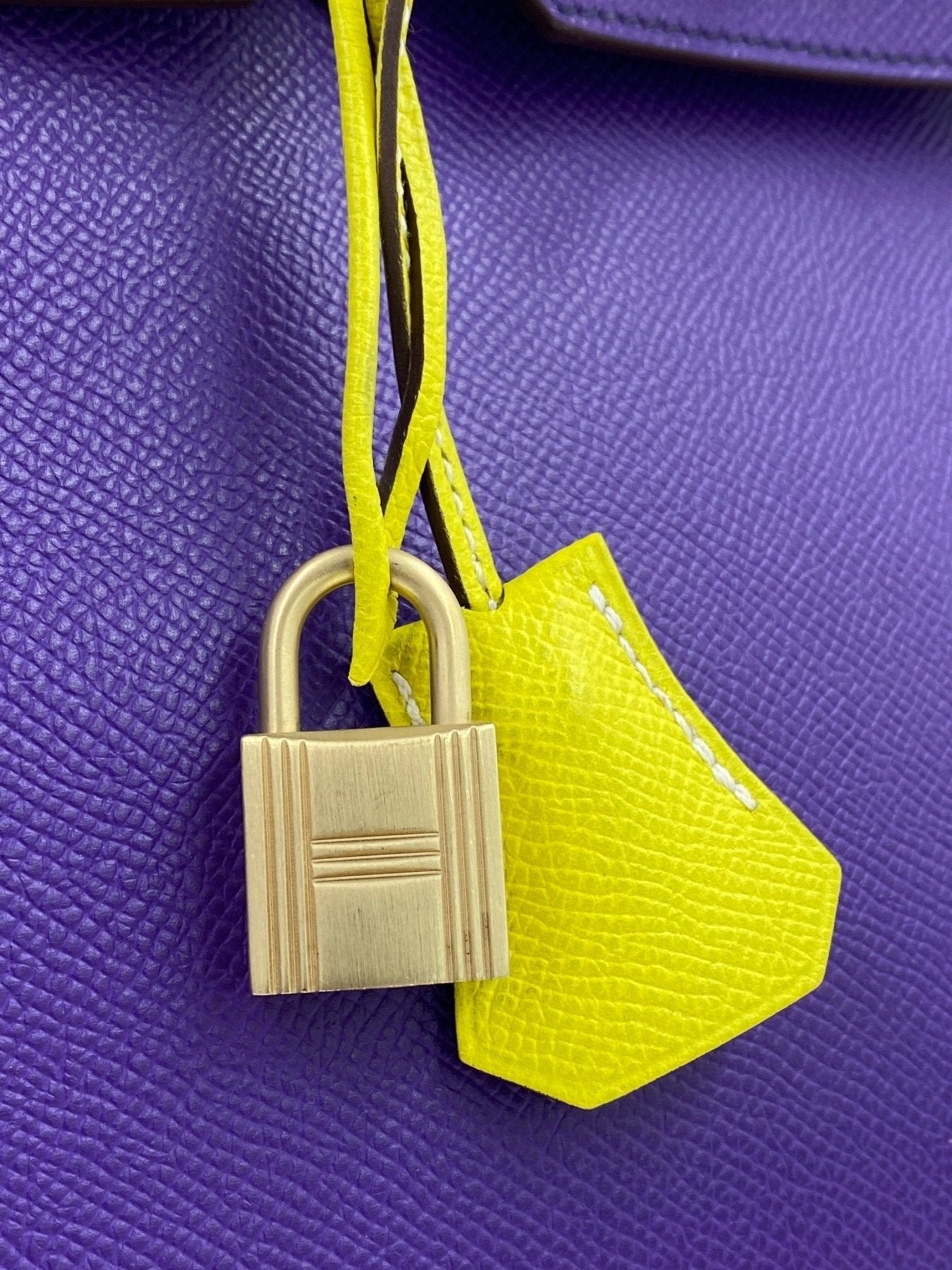 HERMES Birkin 35 HSS Epsom Tasche in Lime und Crocus mit goldenem Schloss und Lederanhaenger, Nahaufnahme der Details