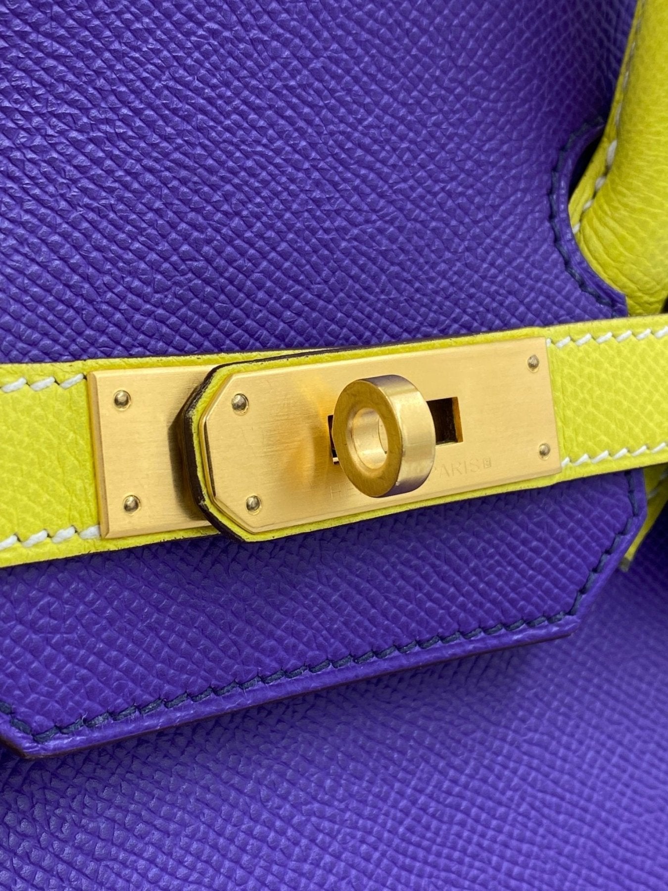 HERMES Birkin 35 HSS Tasche in Lila und Neongelb mit goldenem Drehverschluss, Epsom Leder Nahaufnahme