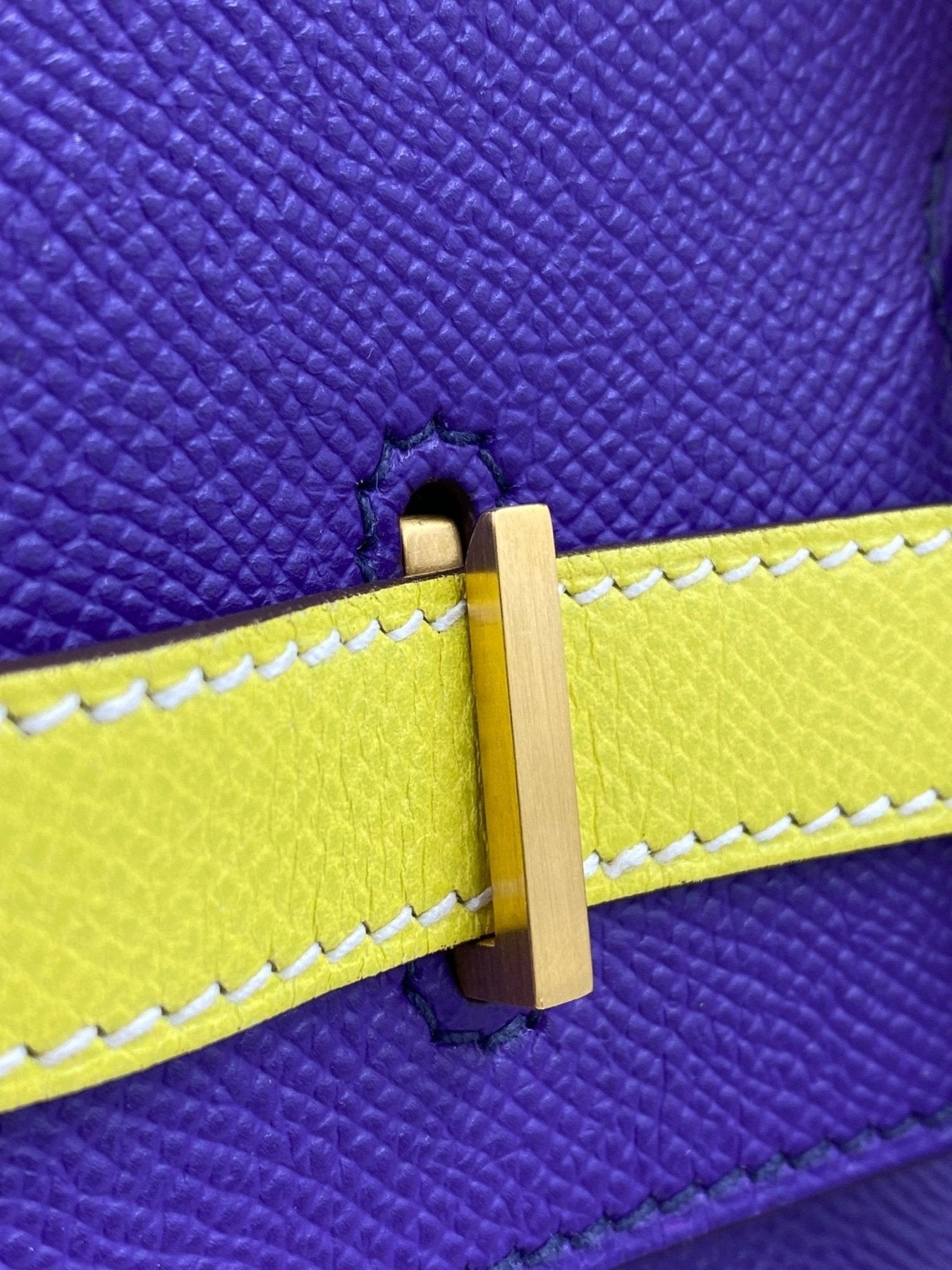 Nahaufnahme der Hermes Birkin 35 HSS Tasche in Lila und Lime mit goldener Metallschließe und kontrastierender Naht