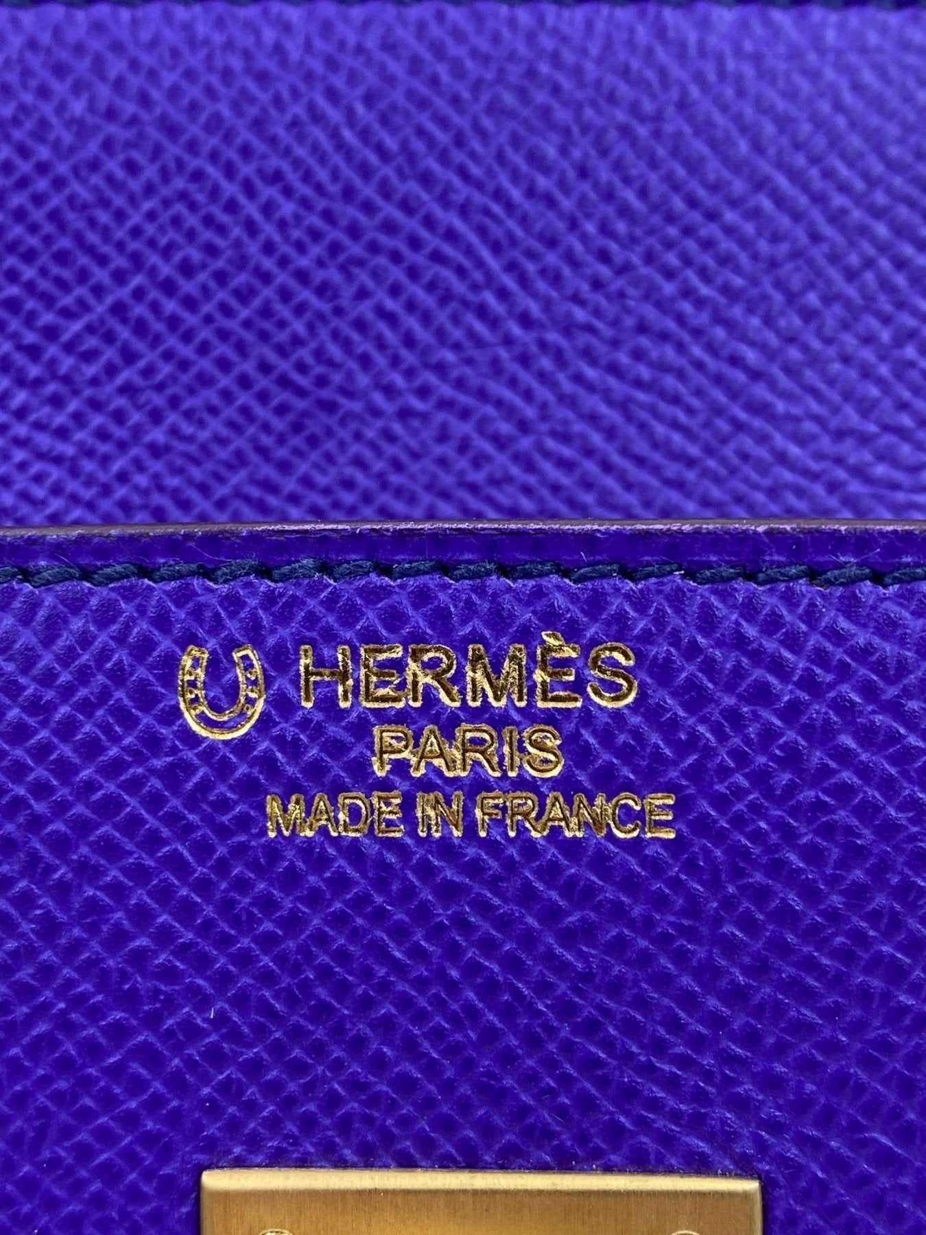 Hermes Birkin 35 HSS Detailaufnahme des goldenen Markenstempels auf violettem Epsom Leder, Made in France Pragung