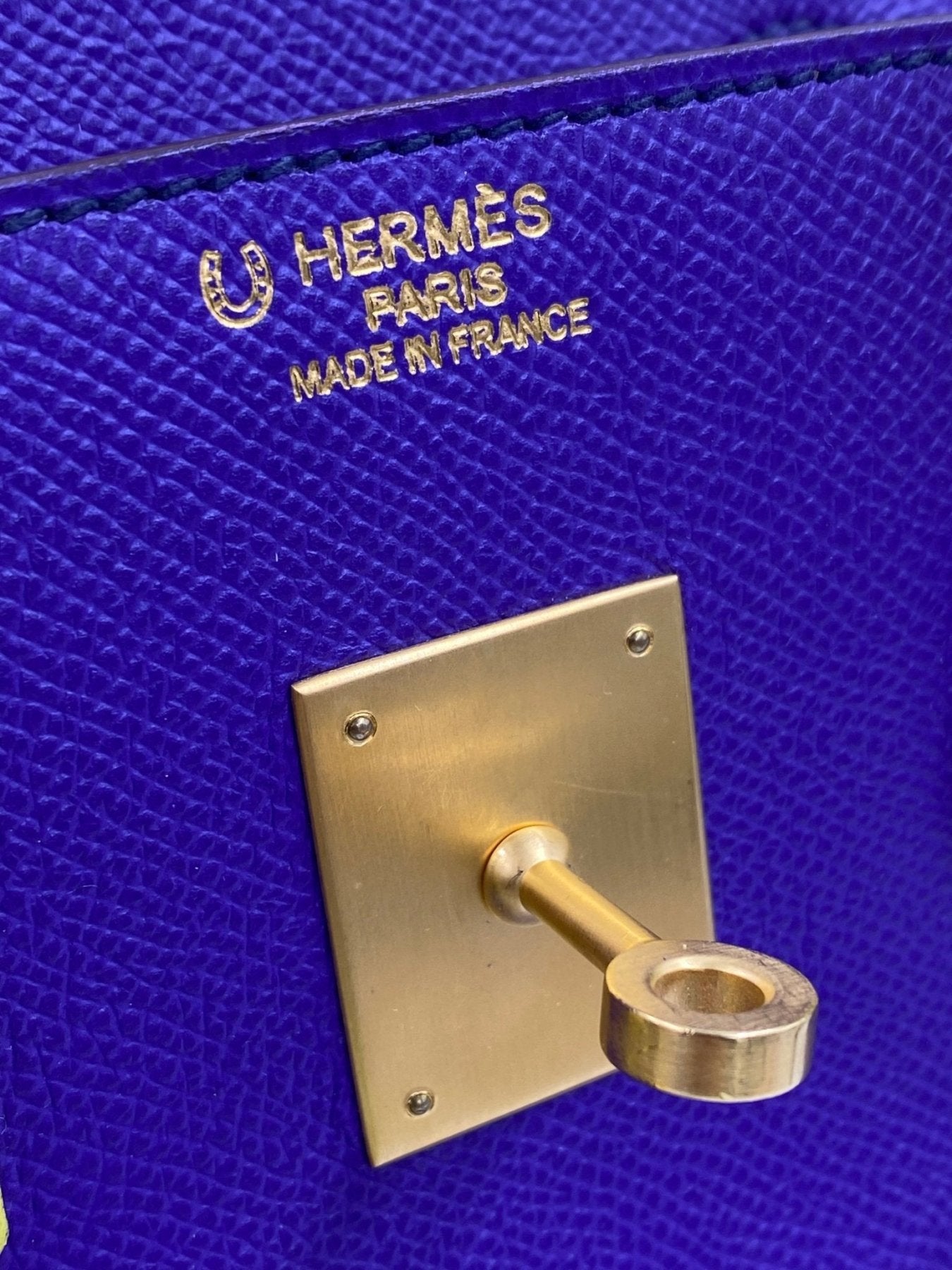 Hermes Birkin 35 HSS Detailaufnahme des goldenen Verschlusses und Logos auf violettem Epsom Leder