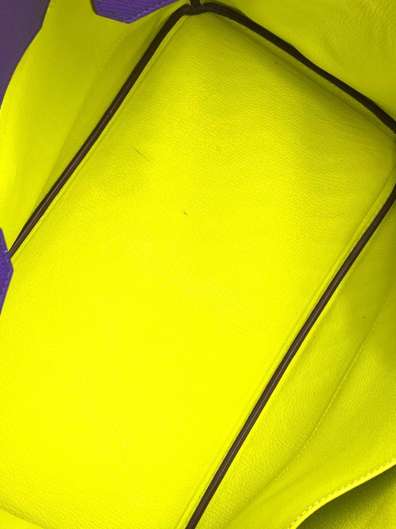 Hermes Birkin 35 HSS Detailaufnahme in leuchtendem Lime-Gelb und Crocus-Violett Epsom Leder, strukturierte Oberflaeche