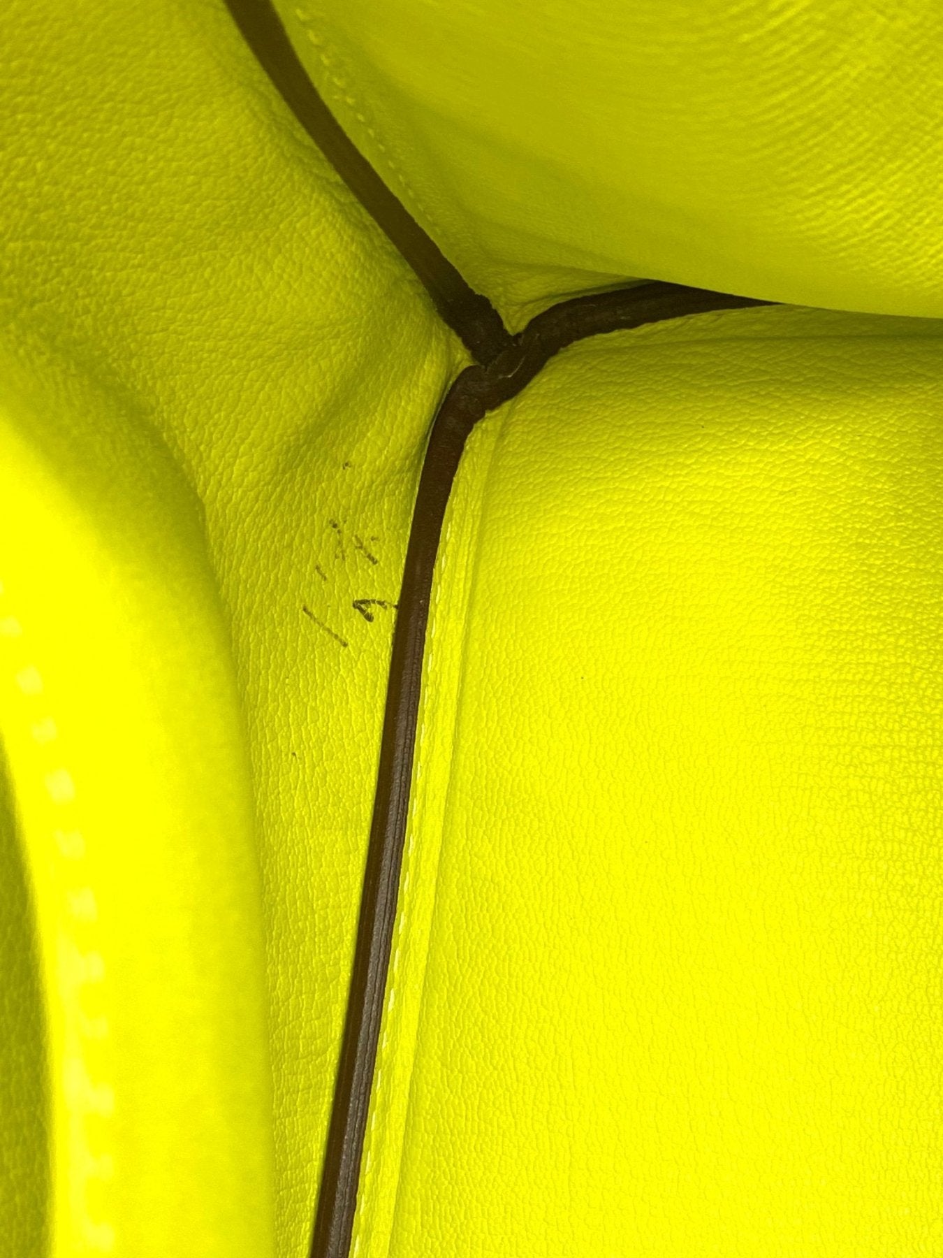 Nahaufnahme der Innennaht einer HERMES Birkin 35 HSS in leuchtendem Lime-Epsom Leder mit minimalen Gebrauchsspuren