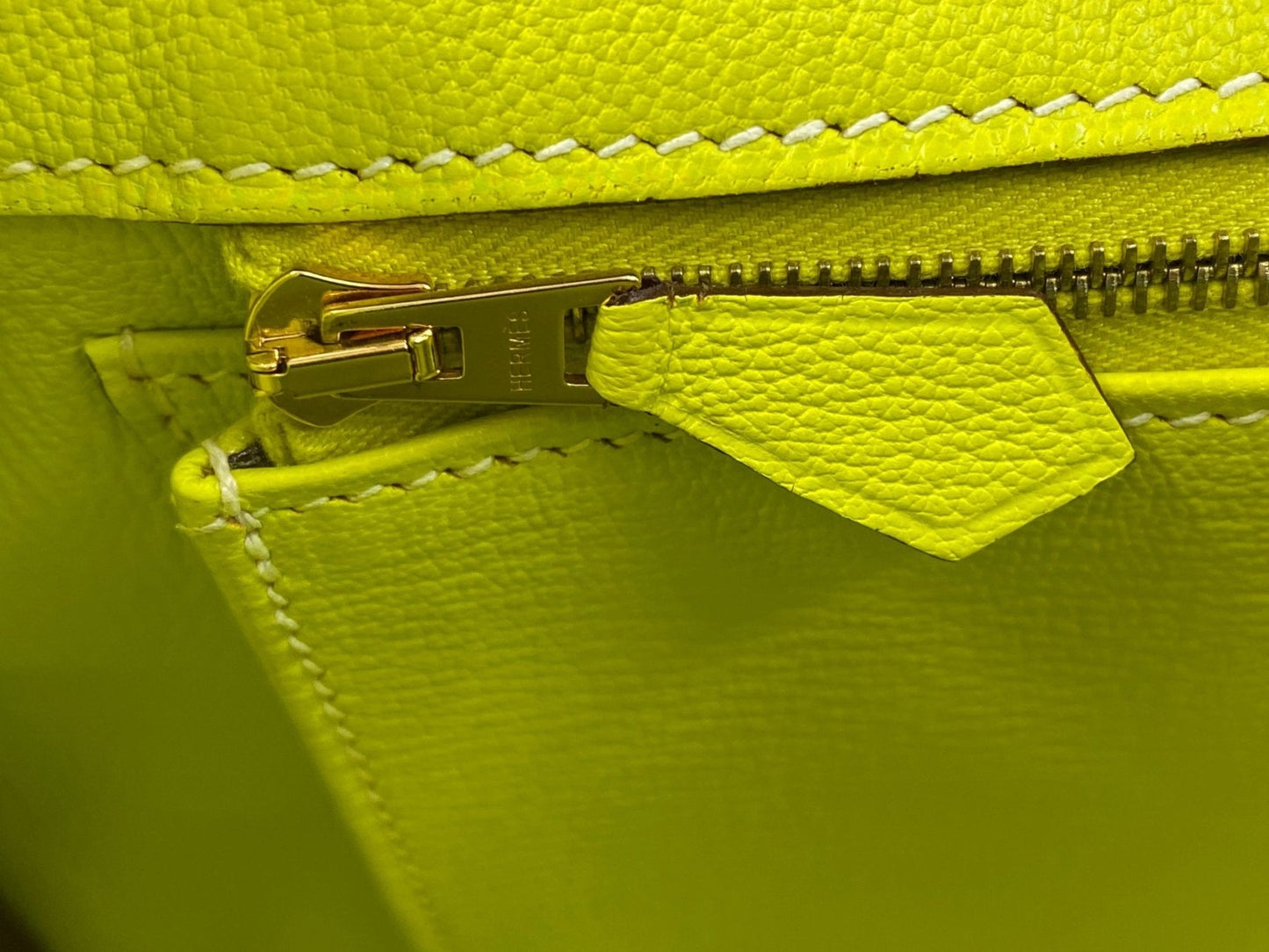 Detailaufnahme des goldenen Reissverschlusses der HERMÈS Birkin 35 HSS in Lime und Crocus auf Epsom Leder