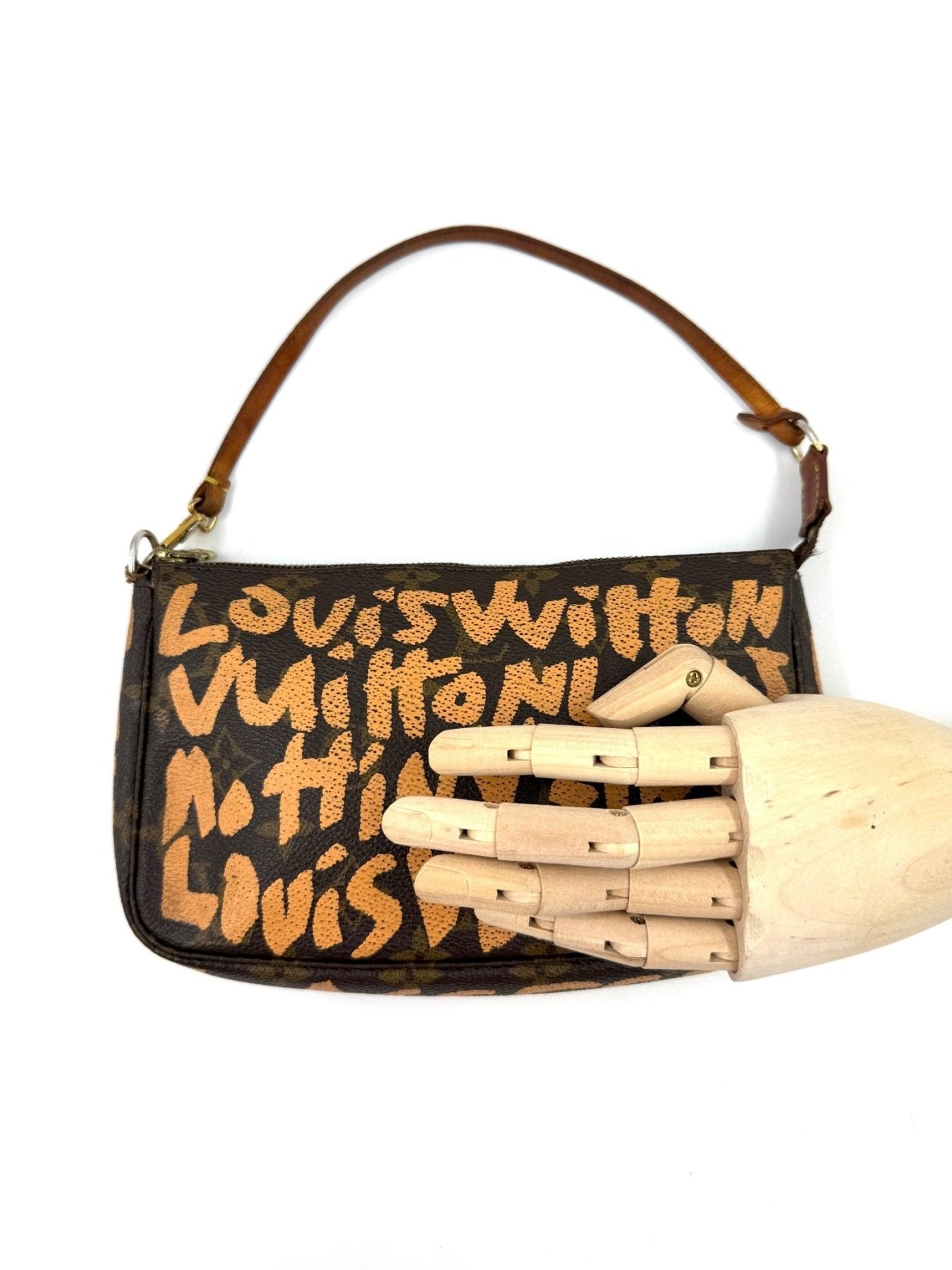 Louis Vuitton Pochette Accessoires Graffiti mit orangefarbenem Schriftzug auf braunem Canvas, Ledergriff und Metalldetails