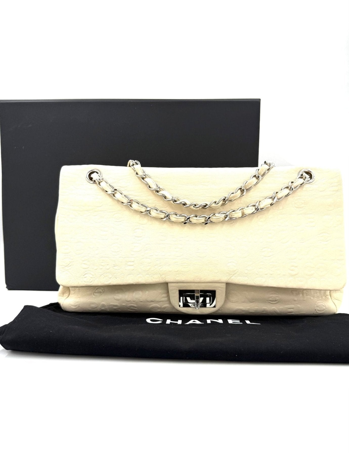 Chanel Double Flap Bag Jumbo in cremefarbenem Kalbsleder mit silberner Kette und 2.55 Verschluss auf schwarzem Hintergrund