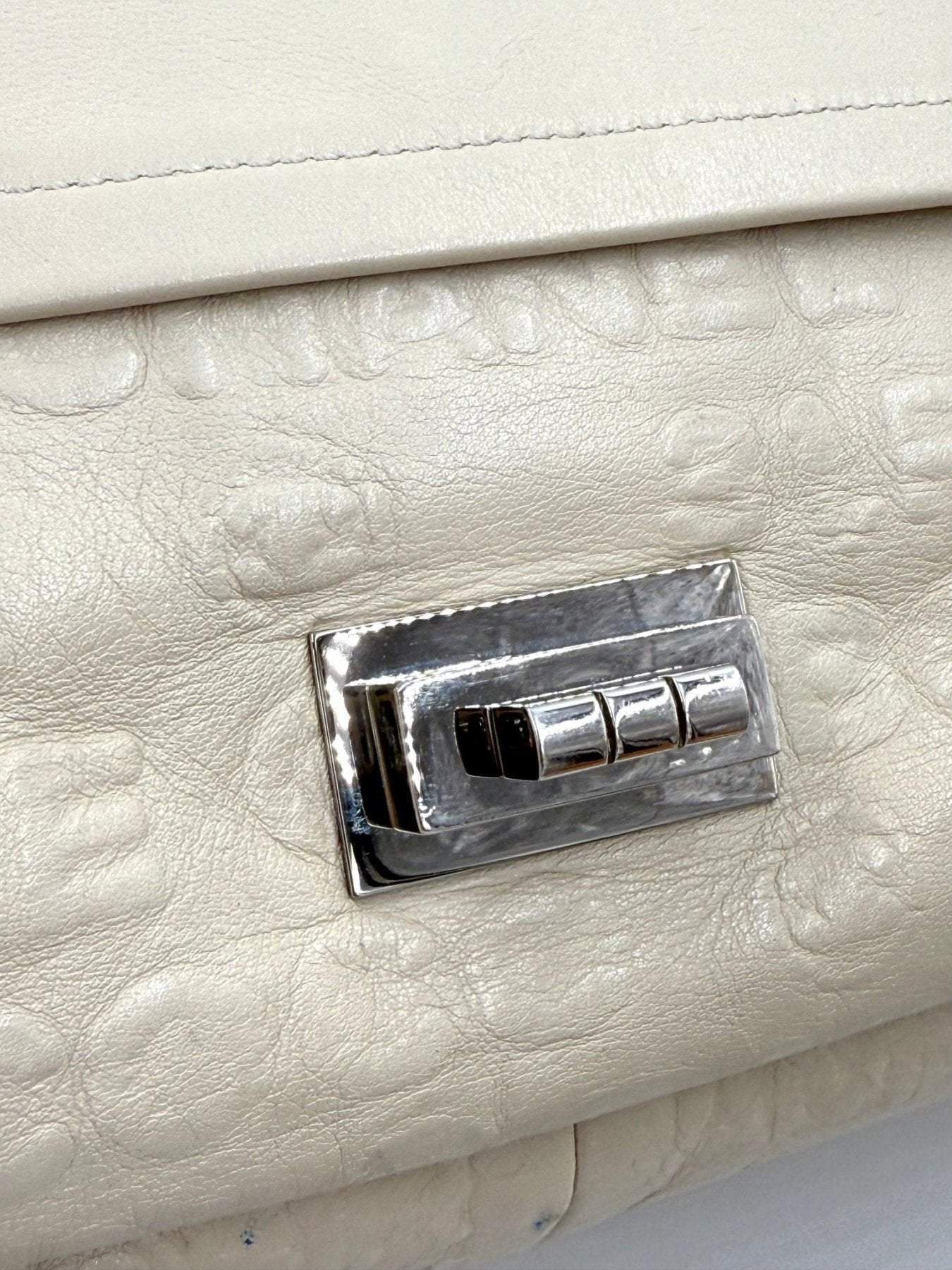 Detailaufnahme der cremefarbenen CHANEL Double Flap Bag Jumbo mit silbernem Drehverschluss und strukturiertem Leder