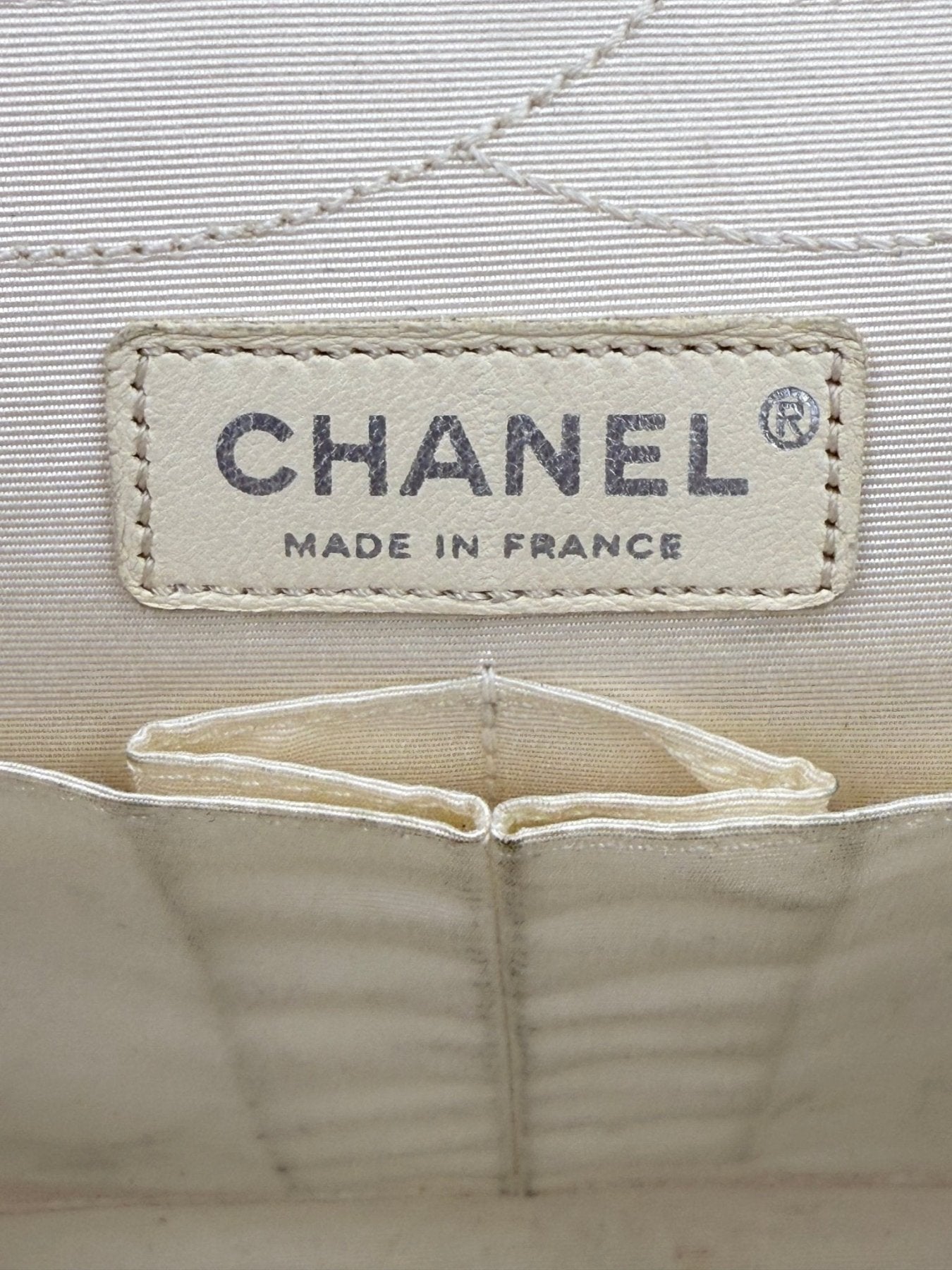 Chanel Double Flap Bag Jumbo in creme - Authentisches Markenetikett Made in France auf beigem Stoffinnenfutter