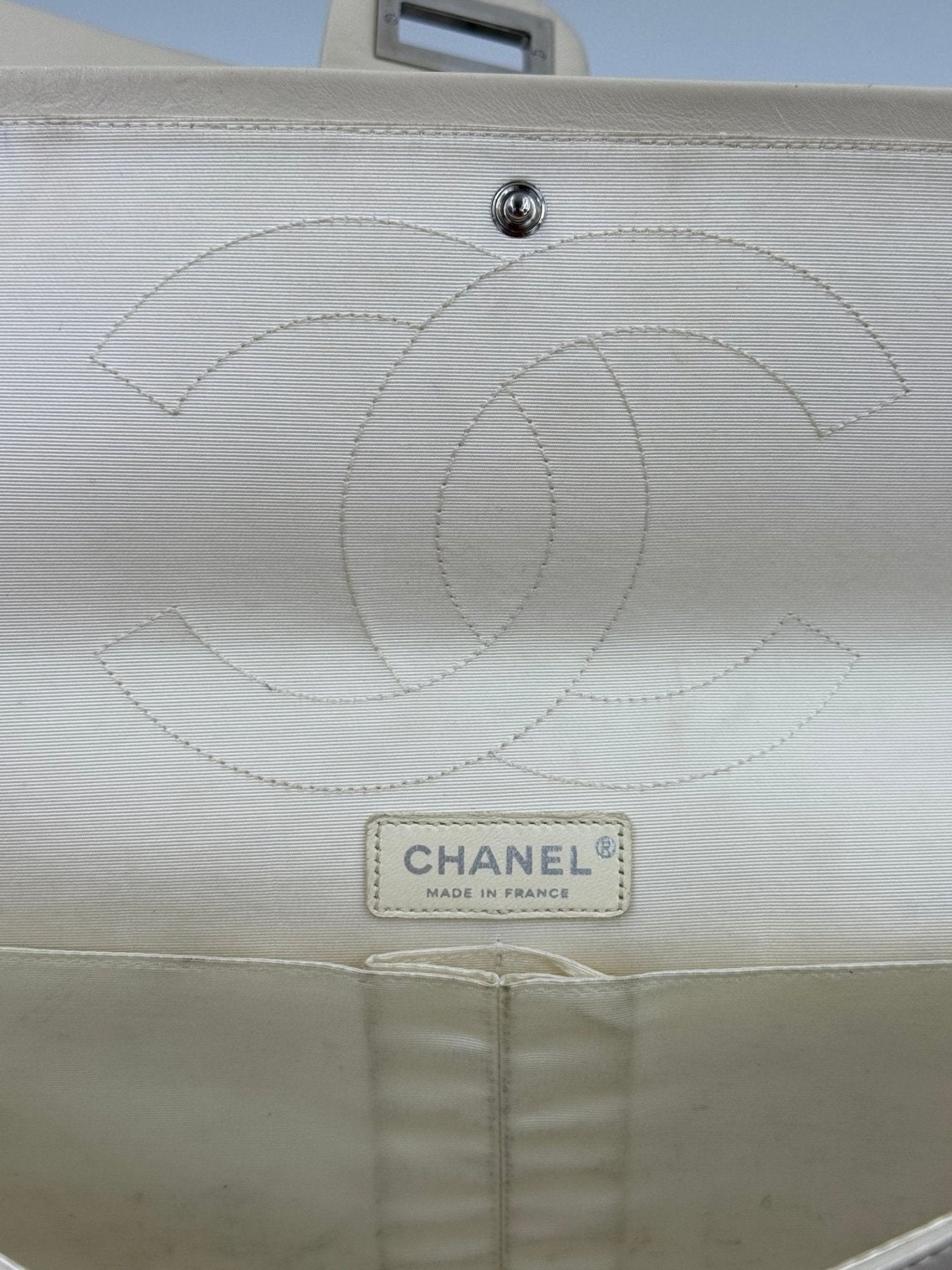 CHANEL Double Flap Bag Jumbo in creme mit gesticktem CC-Logo, silbernen Beschlagen und klassischem Matelasse-Muster