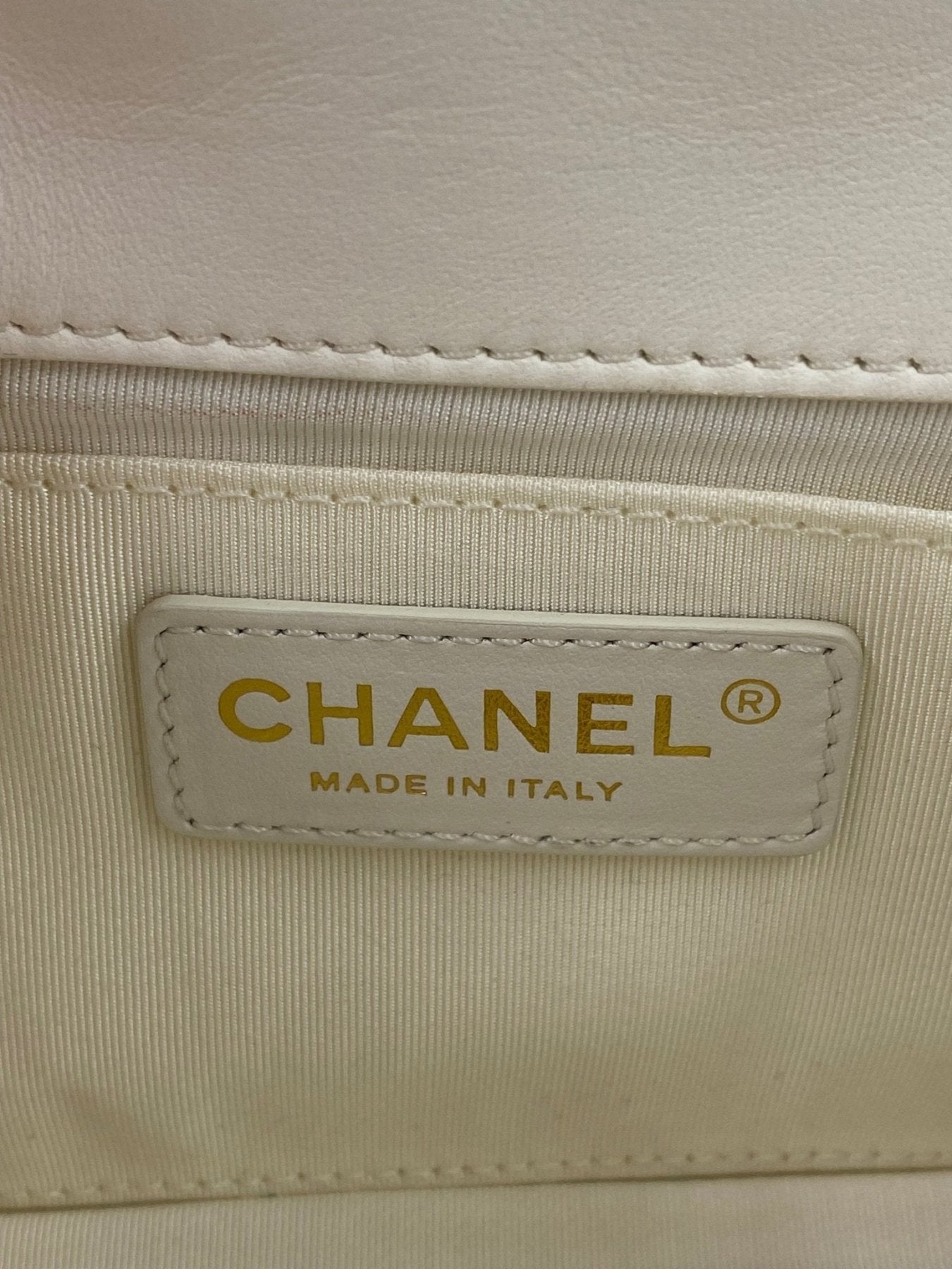 CHANEL Classic Flap Mini Pearls ivory Innenfutter mit goldenem Markenlabel Made in Italy, hochwertige Verarbeitung