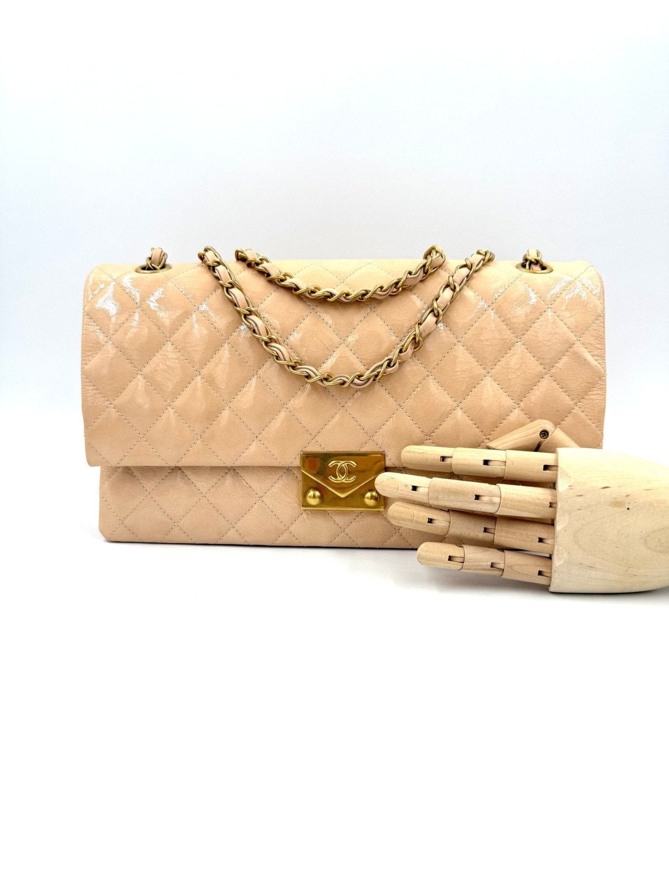 CHANEL Single Flap Bag medium Lackleder puderrose - Clutch & Macarons - 21922692 - Clutch & Macarons -