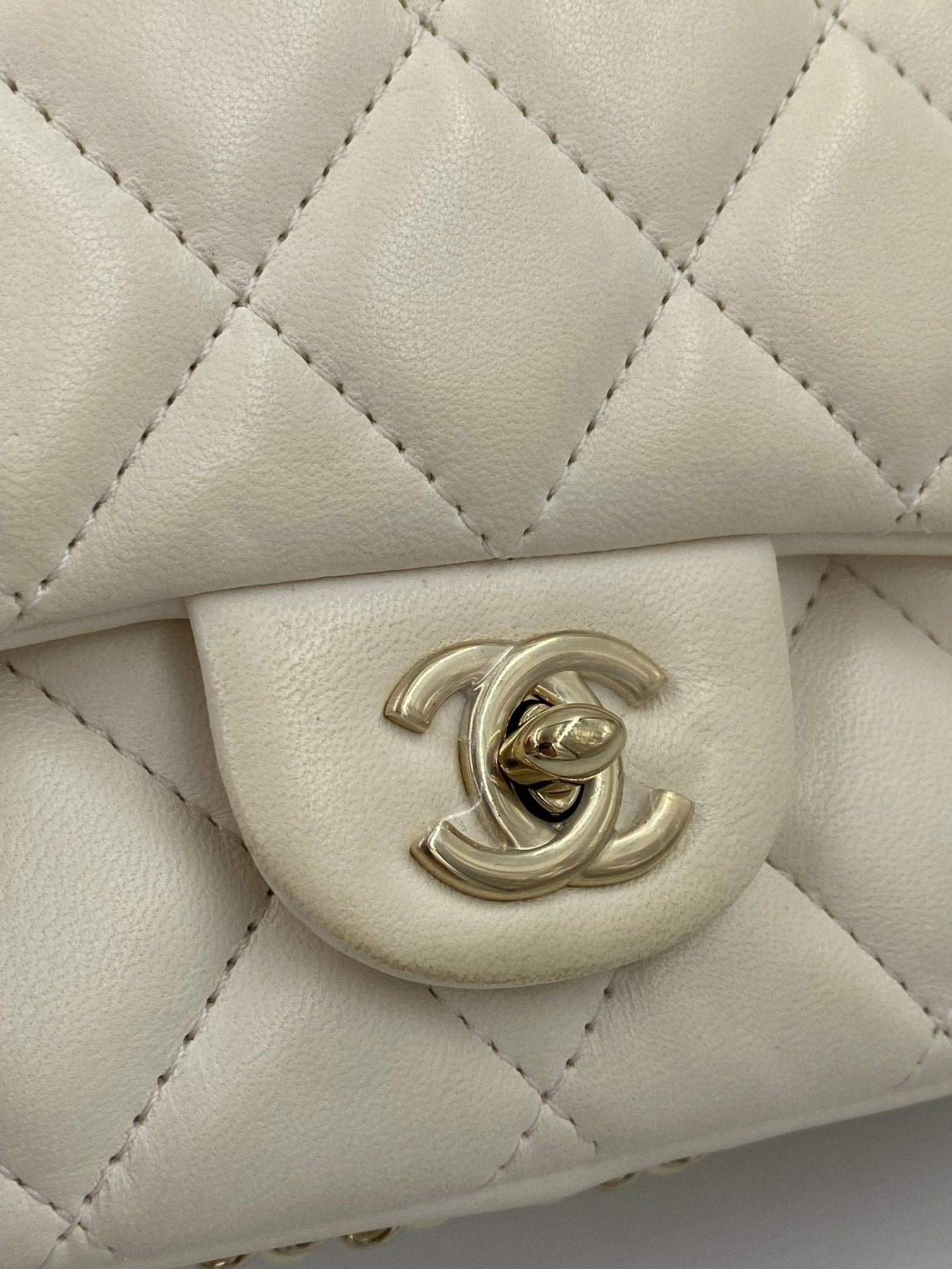 CHANEL Classic Flap Mini Pearls Elfenbeinweisse Handtasche mit gestepptem Leder und goldfarbenem CC-Drehverschluss