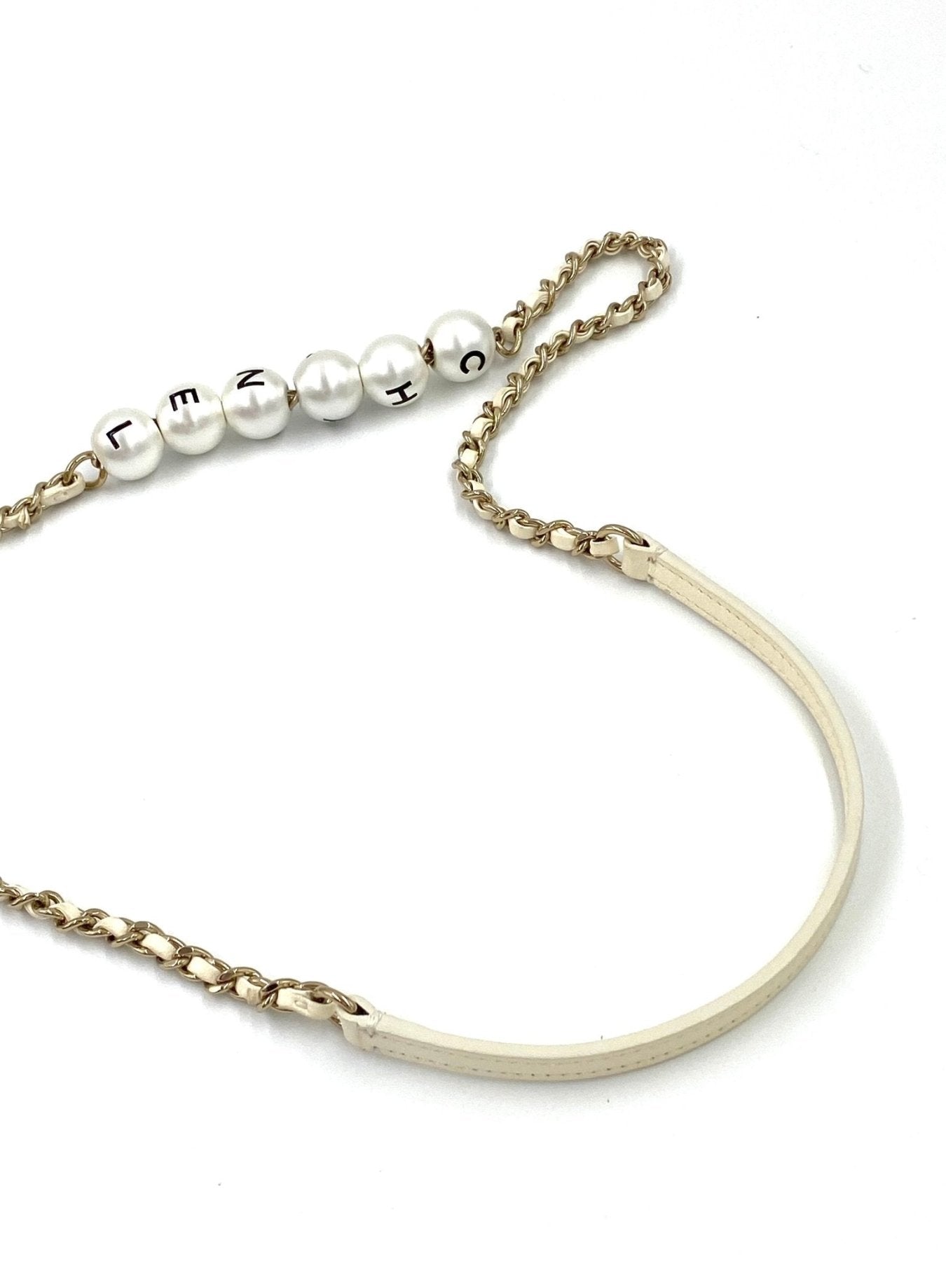 CHANEL Classic Flap Mini Pearls Schulterriemen mit weissen Perlen und goldener Kette, Detail der Taschenkette