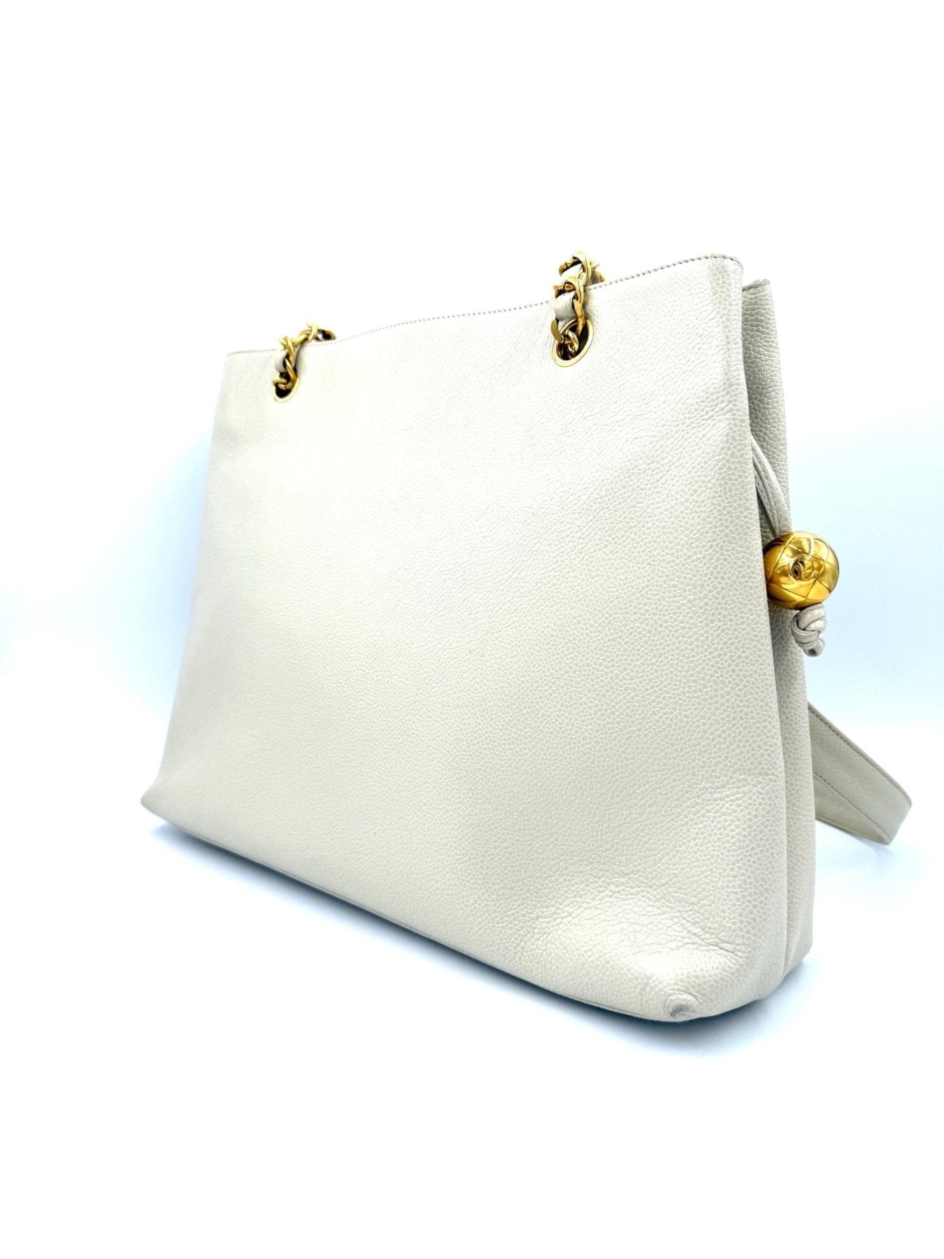 CHANEL Shopper creme mit goldener Hardware, elegante Ledertasche mit Kettengriffen und klassischem Design