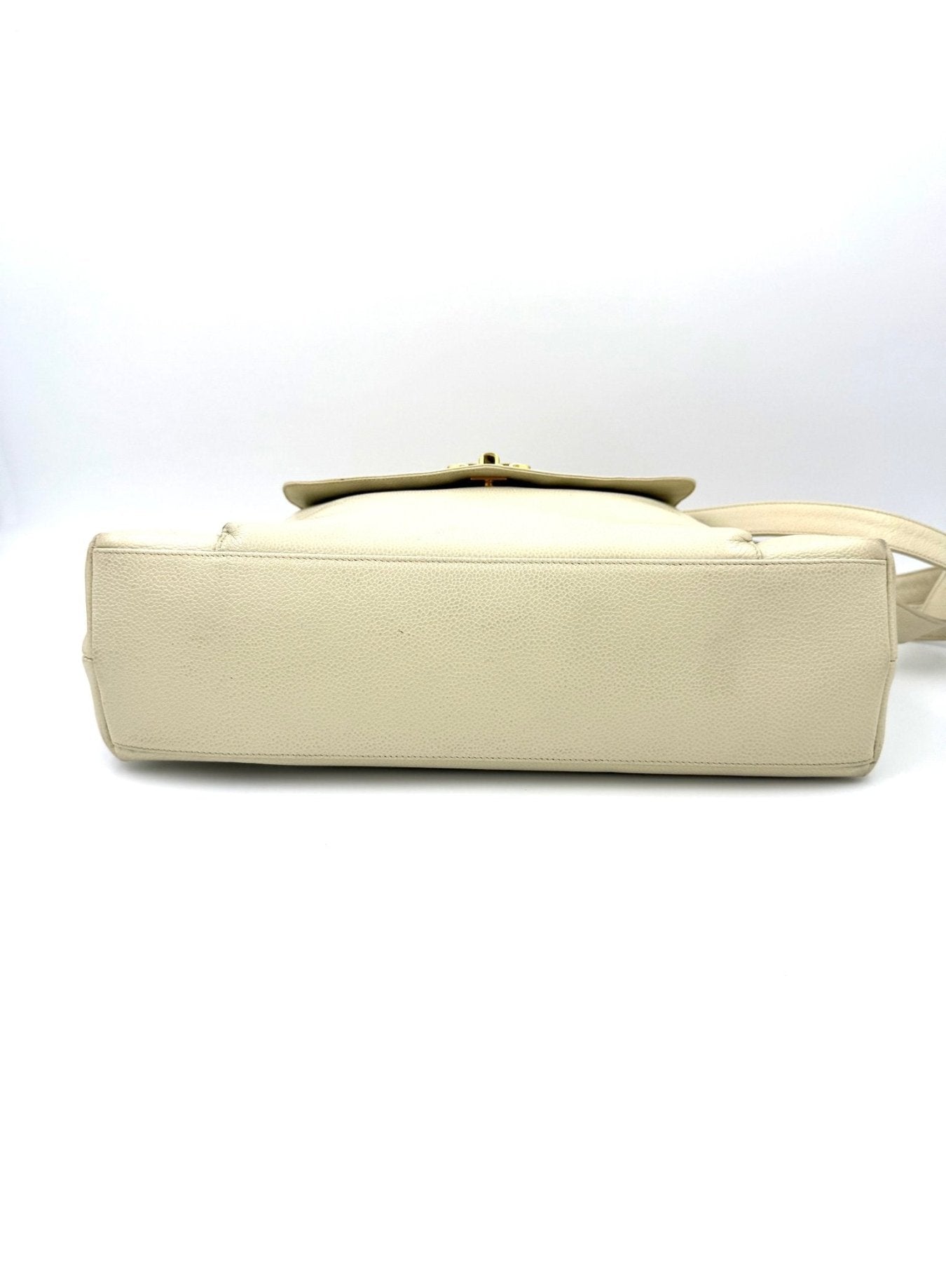 CHANEL Shopper creme GHW Tasche in cremefarbenem Leder, Untenansicht mit goldener Hardware und strukturierter Oberflaeche