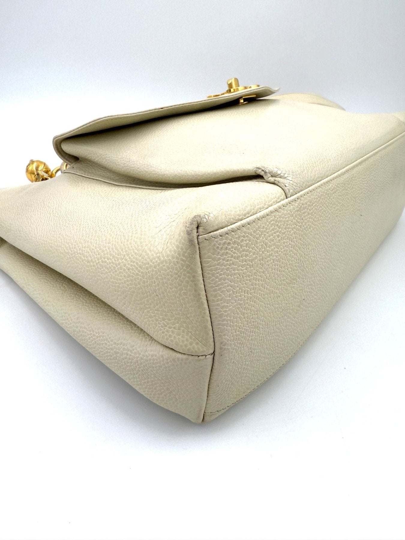 CHANEL Shopper in cremefarbenem Leder mit goldfarbener Hardware, strukturierter Oberflaeche und geräumigem Design