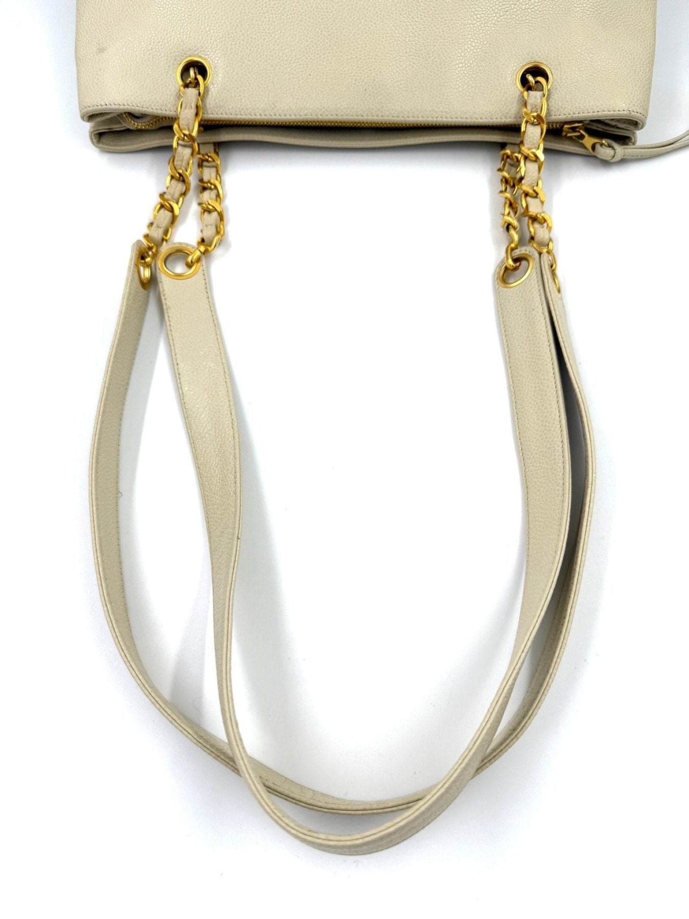CHANEL Shopper creme mit goldenen Kettengriffen und Ledertrageriemen, vintage Ledertasche in elegantem Design