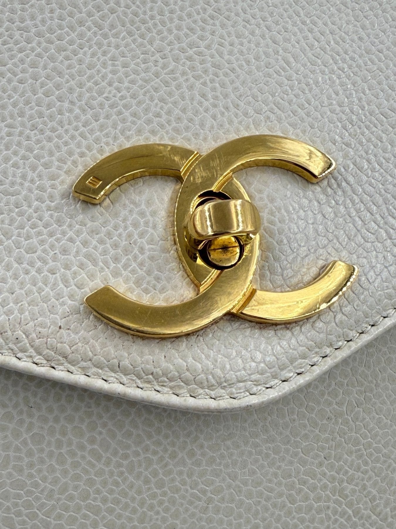 CHANEL Shopper in Creme mit goldenem CC-Drehverschluss auf strukturiertem Leder, klassisches Design von 1991-1994