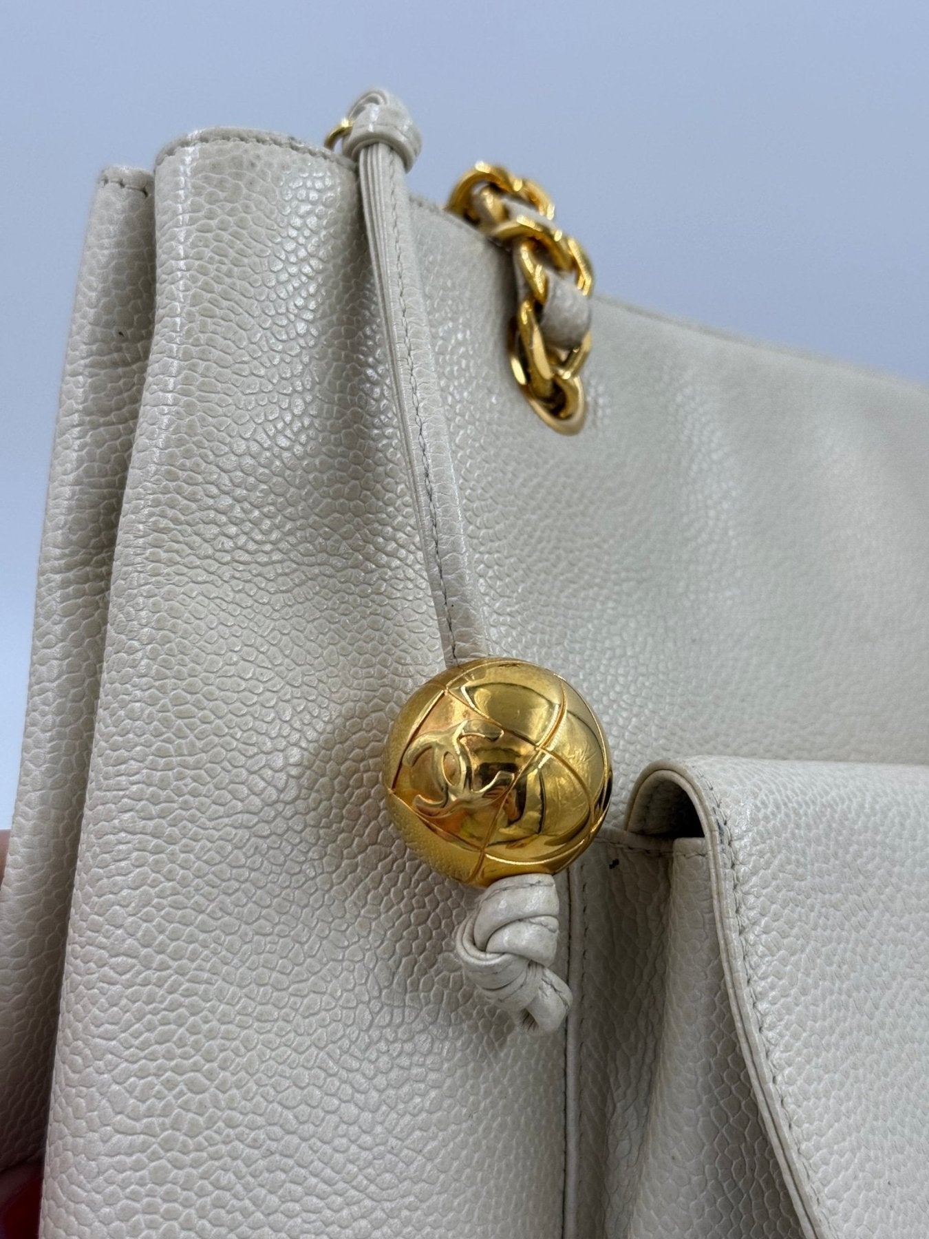 CHANEL Shopper in cremefarbenem Leder mit goldener Hardware, Kettengurt und klassischem CC-Logo Verschluss