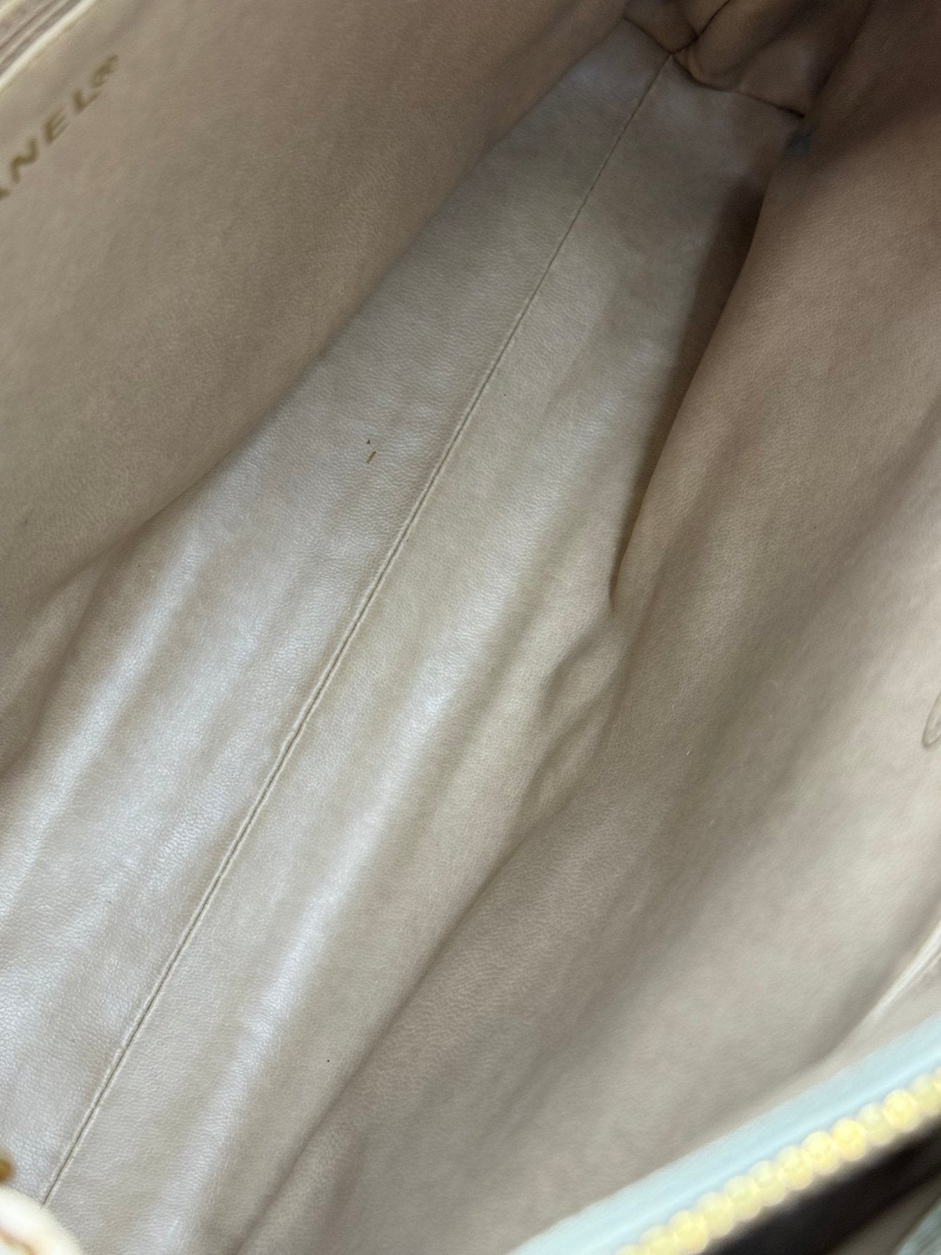CHANEL Shopper in creme Leder mit goldfarbener Hardware, Detailaufnahme des hochwertigen Innenfutters