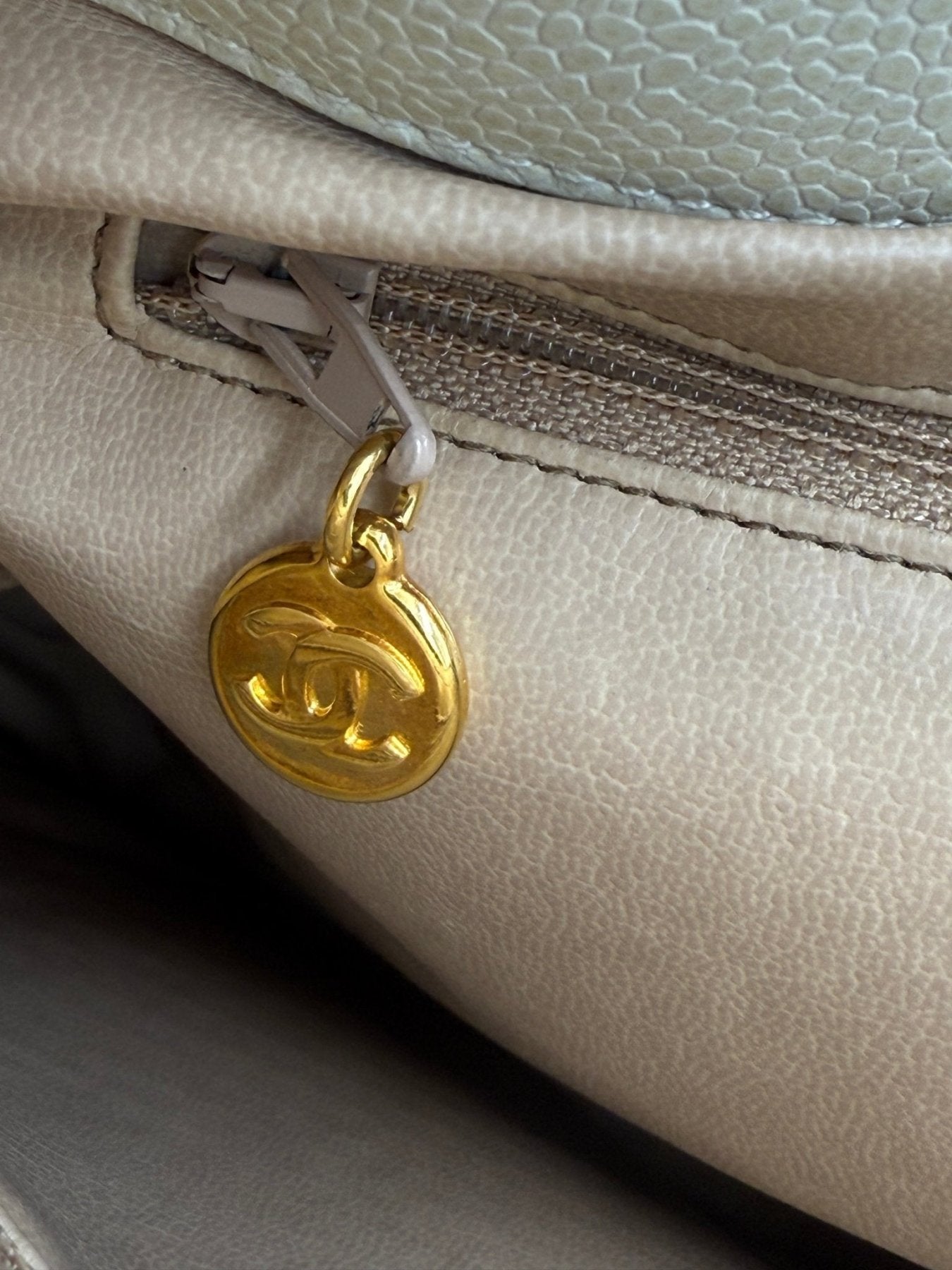 CHANEL Shopper in Creme mit goldenem Reissverschluss und CC-Anhaenger, hochwertige Ledertasche mit 24K vergoldeten Details