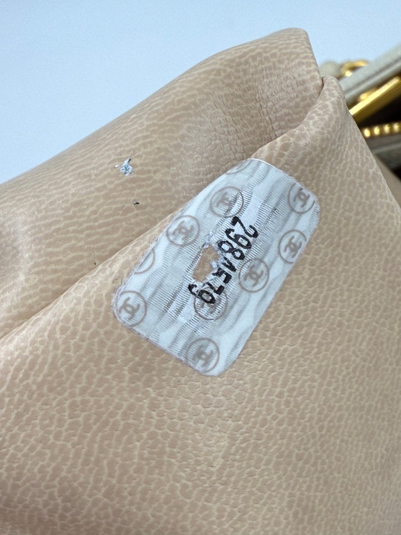 CHANEL Shopper creme GHW mit beigem Kaviar-Leder und goldfarbenen Details, authentisches Etikett sichtbar