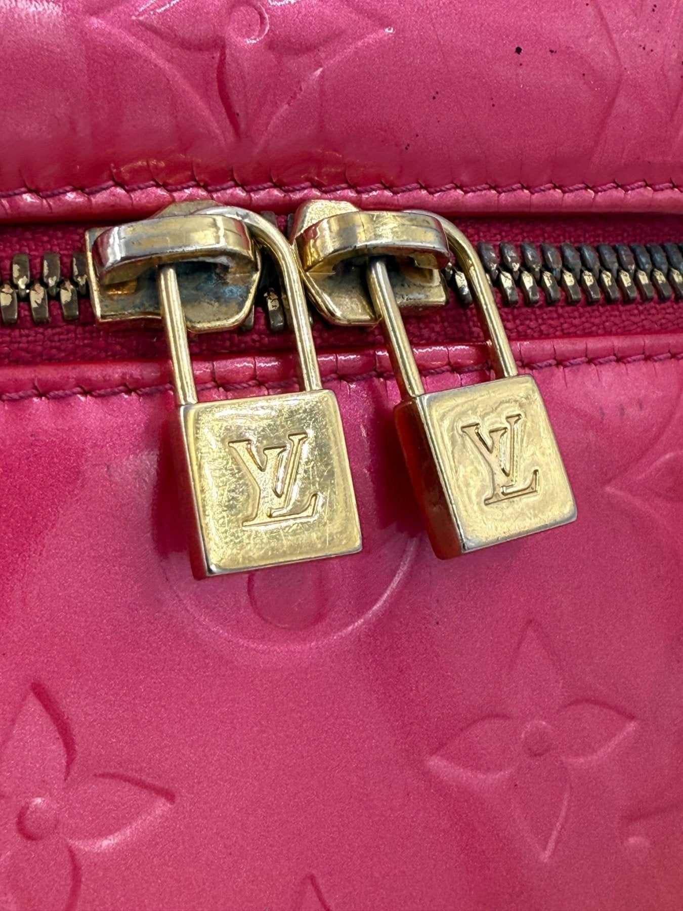 Louis Vuitton Sullivan Vertical Tasche in Pink Vernis Leder mit goldenen LV Schloss-Details und Reissverschluss