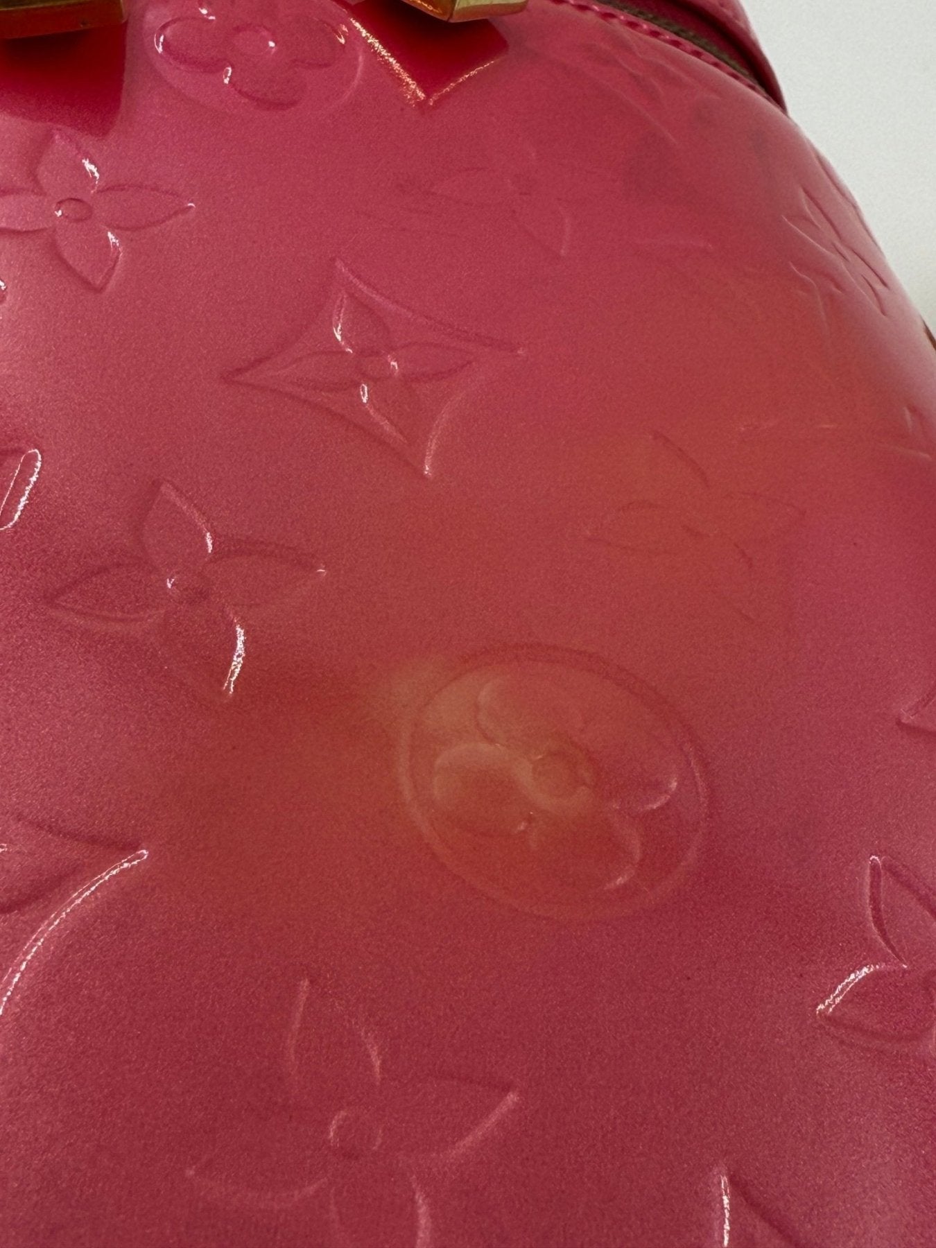 Louis Vuitton Sullivan Vertical Monogram Vernis in Pink, Nahaufnahme des gepraegten Lackledermusters mit Monogram-Design