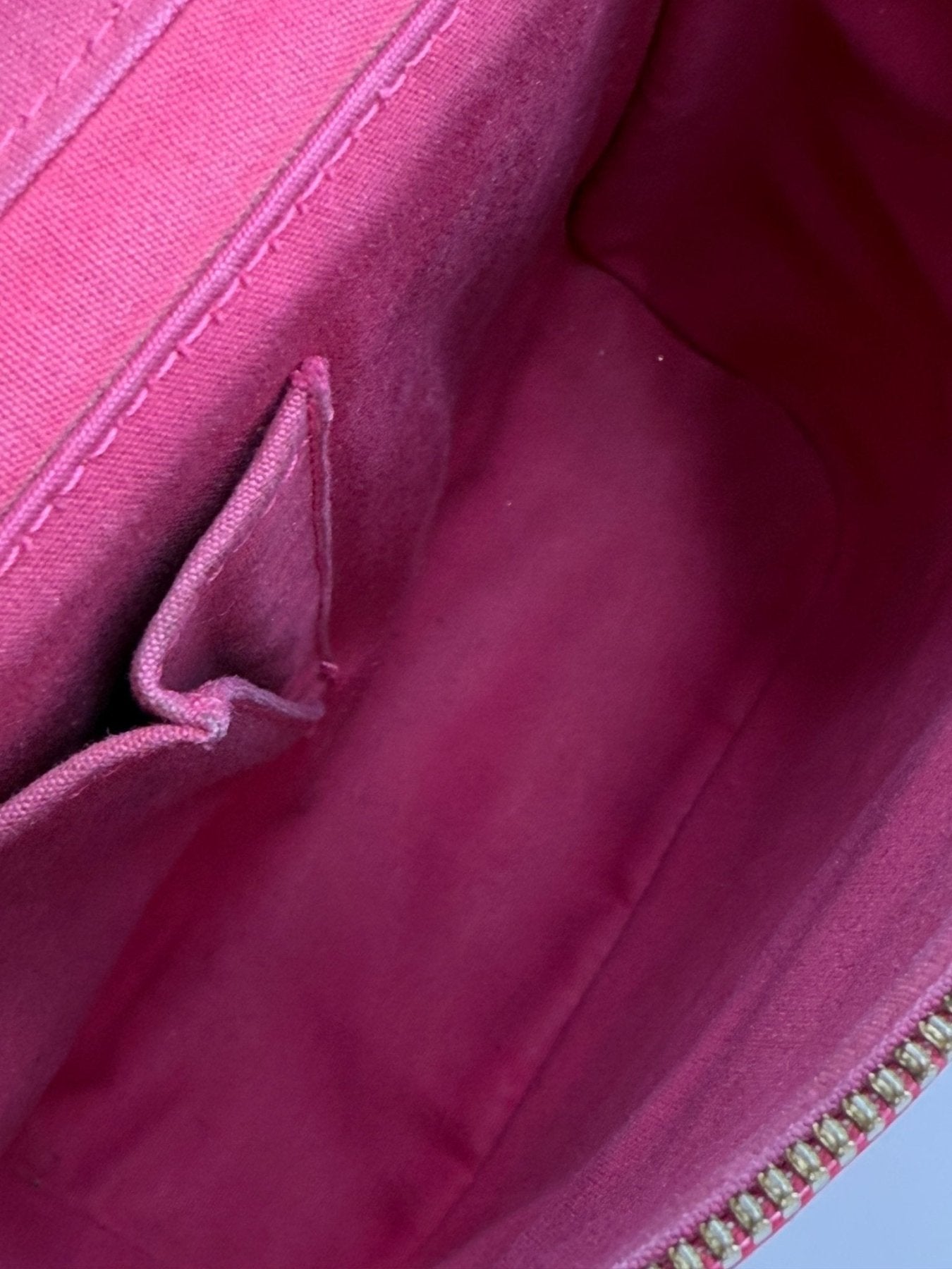 Innenfutter der Louis Vuitton Sullivan Vertical Monogram Vernis Tasche in Pink mit Nahaufnahme der Stoffdetails
