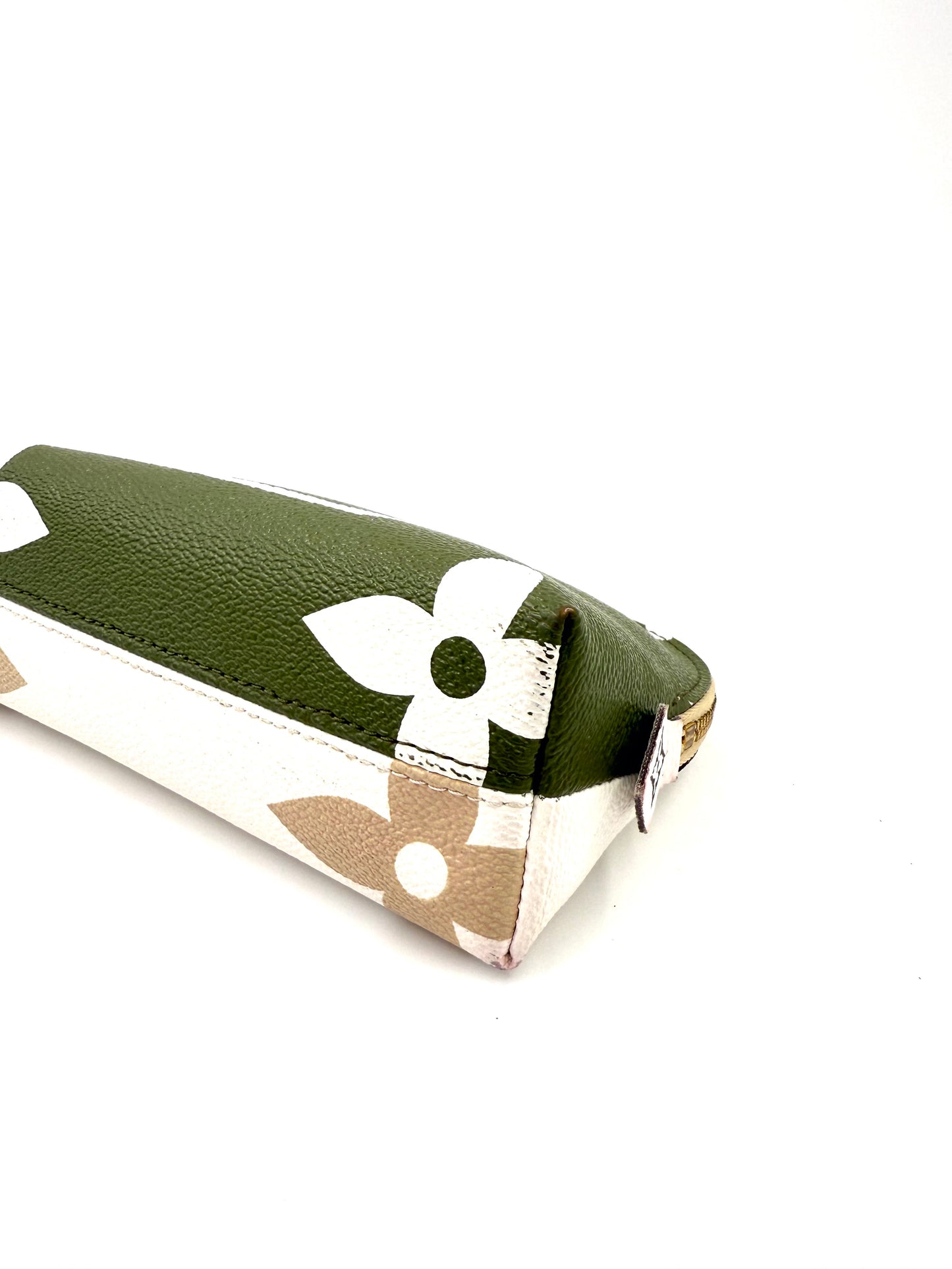 LOUIS VUITTON Pochette Cosmetique „By the Pool“ kahki