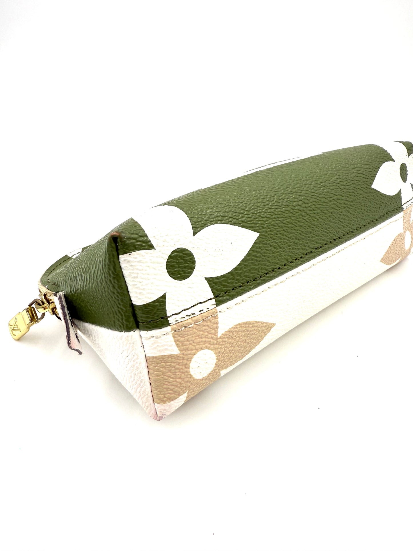 LOUIS VUITTON Pochette Cosmetique „By the Pool“ kahki