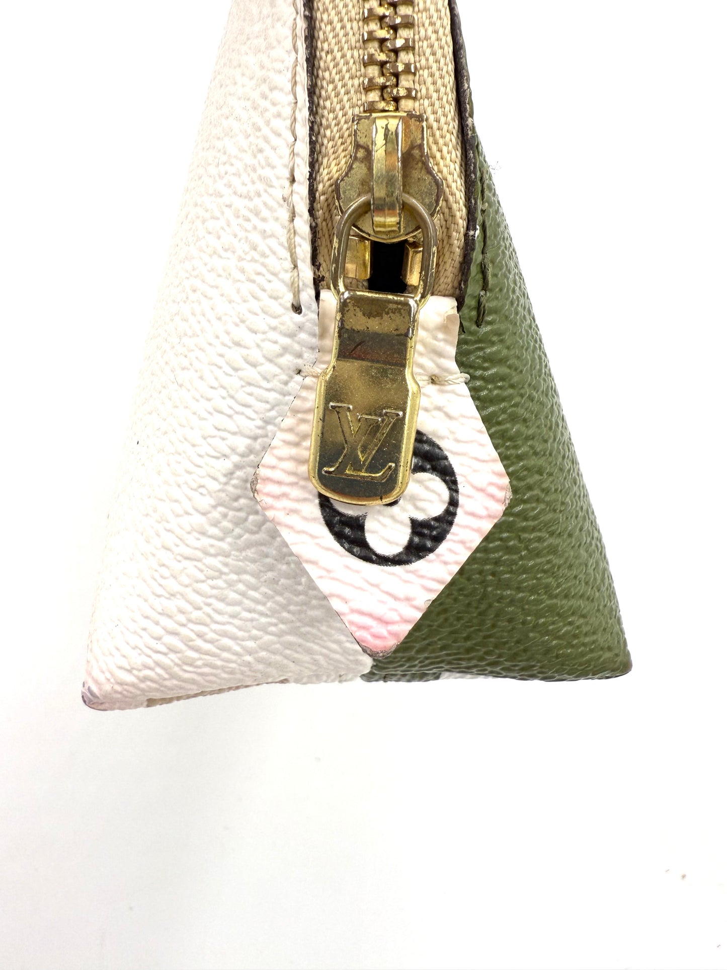 LOUIS VUITTON Pochette Cosmetique „By the Pool“ kahki