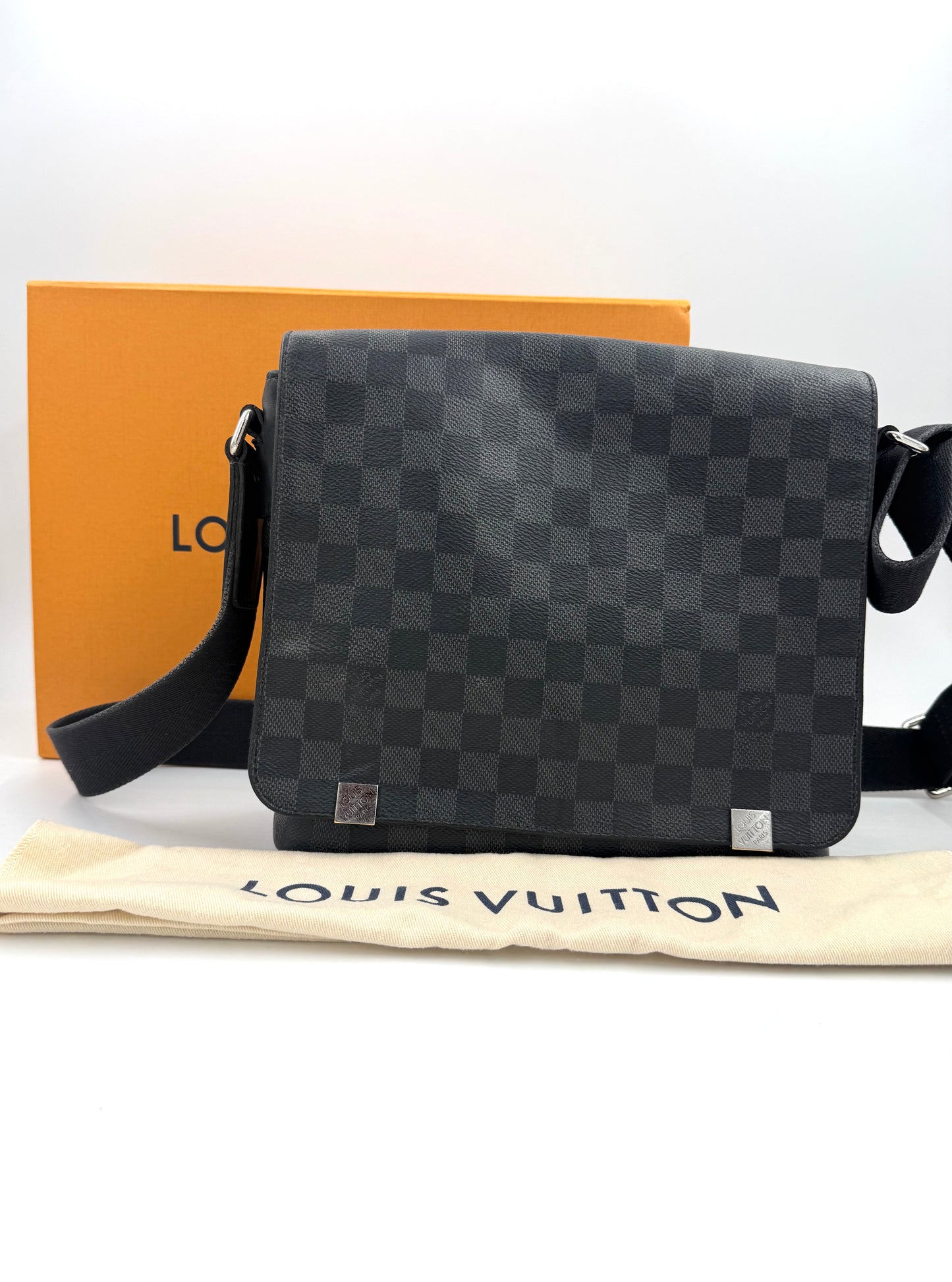 LOUIS VUITTON District Damier Graphite Umhängetasche aus schwarzem Karo-Canvas mit verstellbarem Schultergurt und Markenlogo